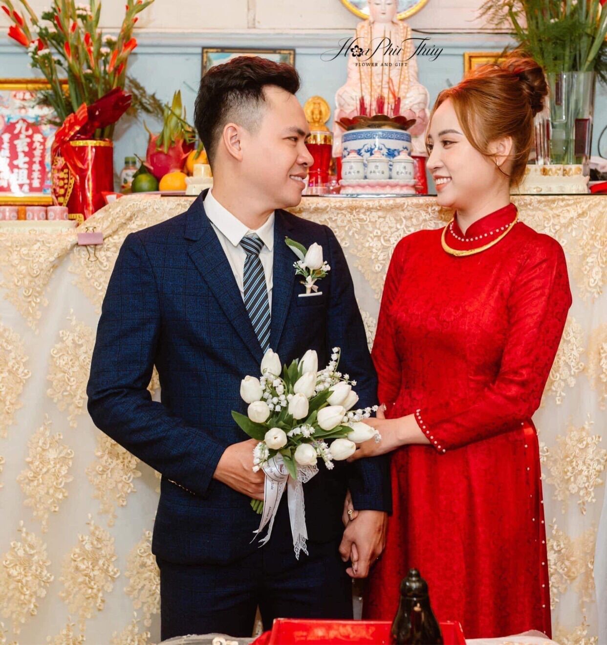 Hoa cưới cầm tay cô dâu bằng lụa