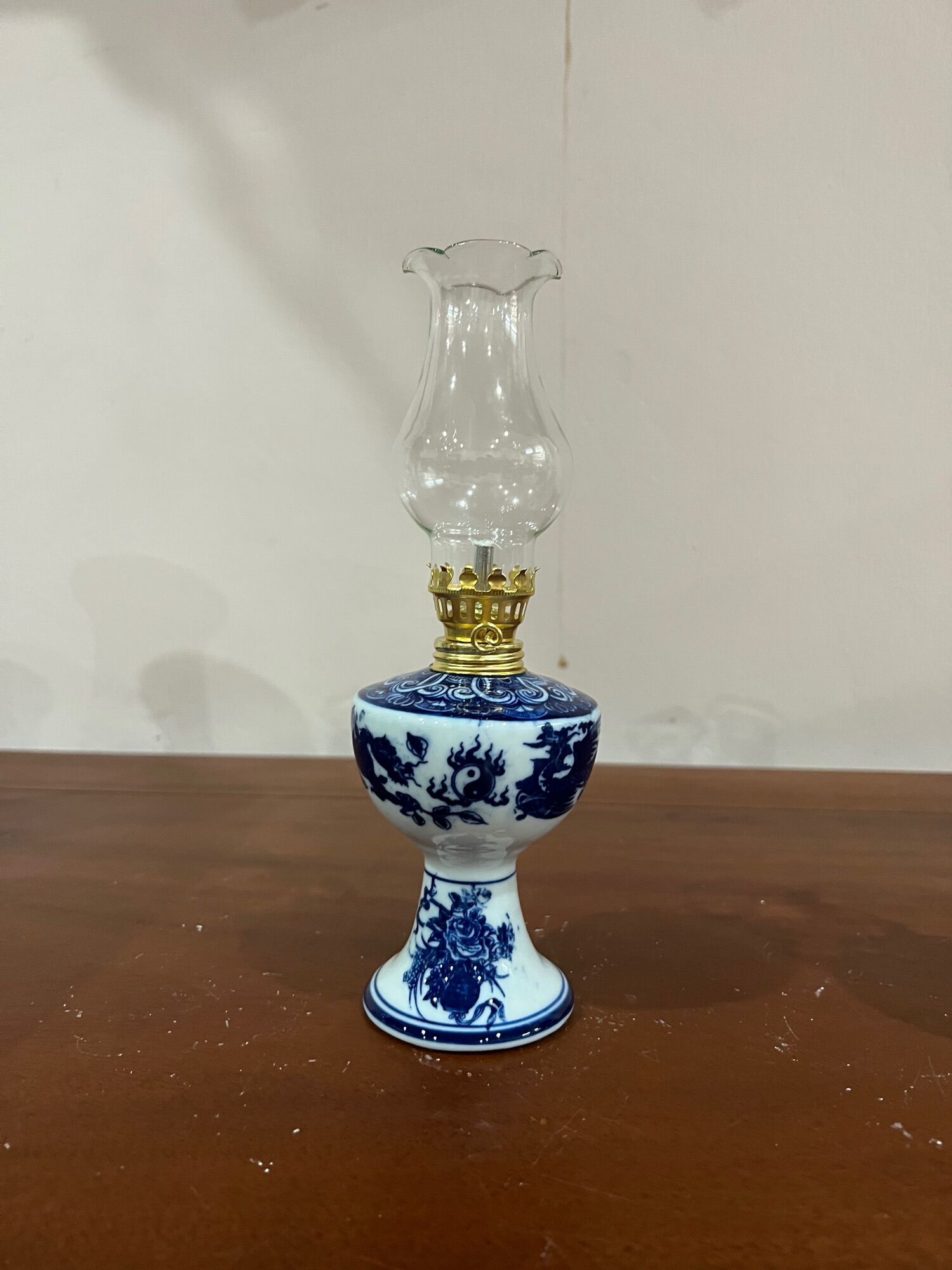 Đèn thờ men lam Bát Tràng