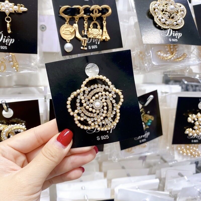 Cài áo chanell nữ hot trend