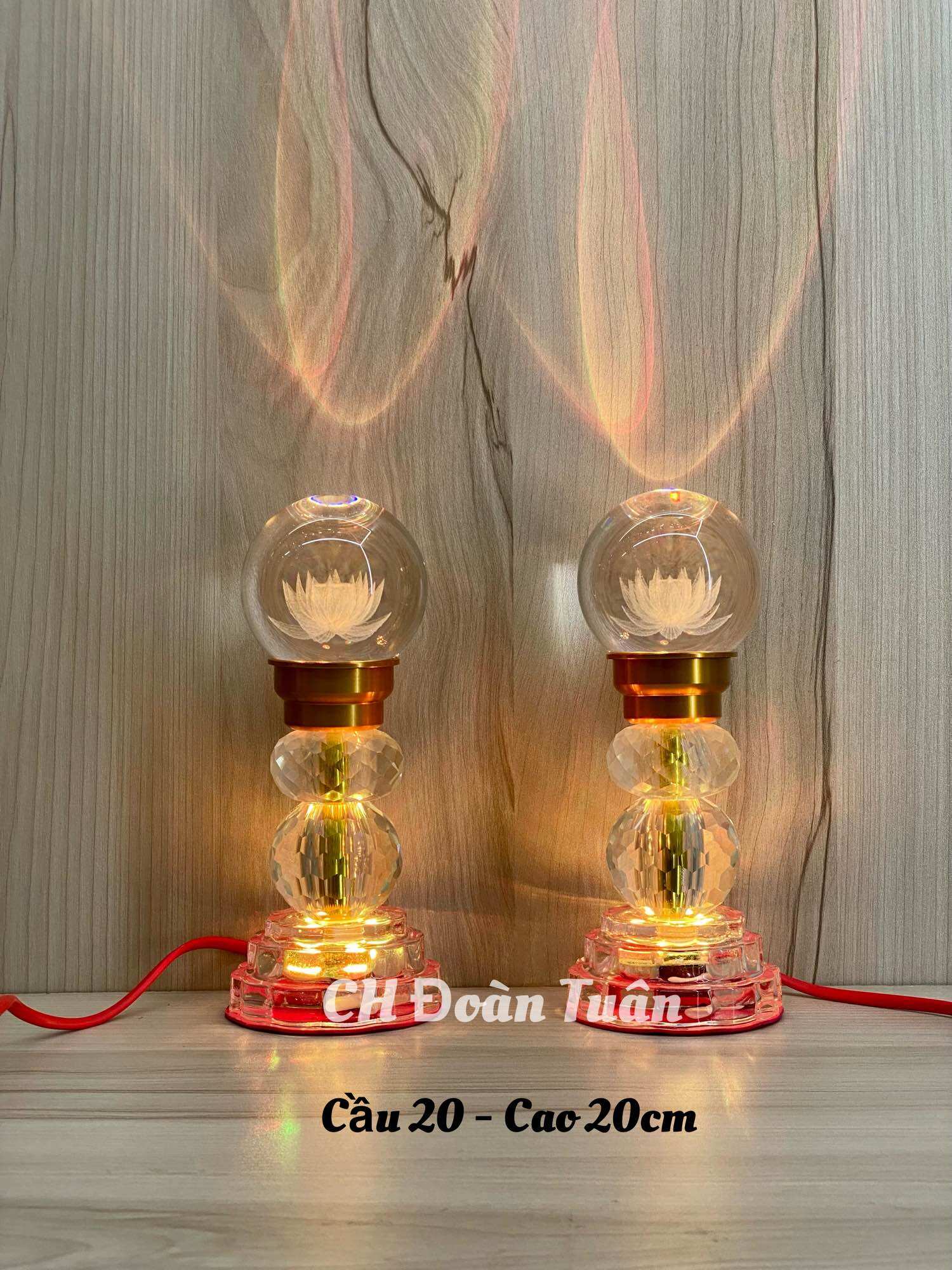 MỘT CẶP ĐÈN THỜ QUẢ CẦU PHA LÊ KHẮC HOA SEN