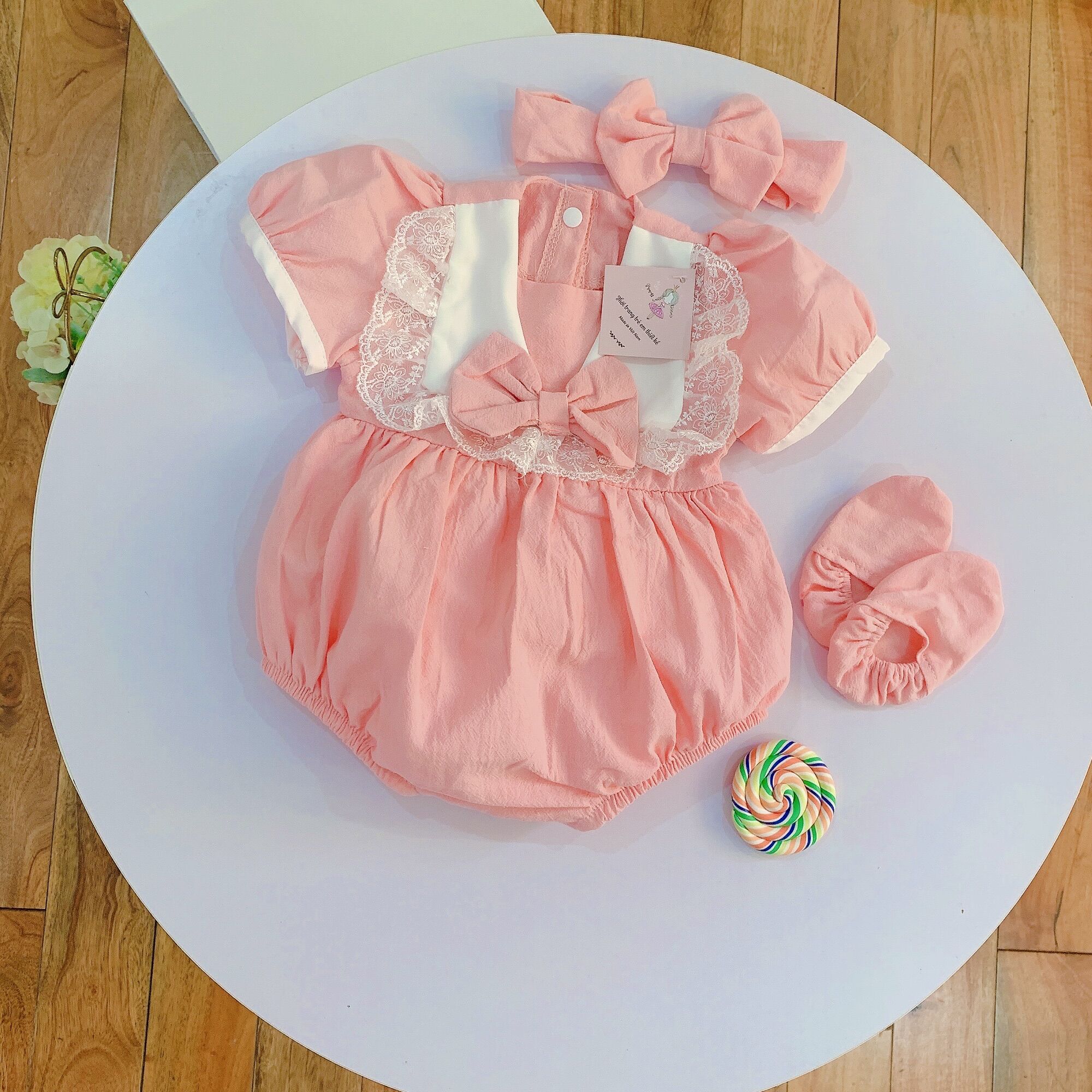 Bodysuit cho bé gái 🥰𝑻𝑨̣̆𝑵𝑮 𝑲𝑬̀𝑴 𝑻𝑼𝑹𝑩𝑨𝑵 + 𝑮𝑰𝑨̀𝒀 𝑽𝑨̉𝑰 🥰- như ý house’s-body baby girl- yếm hồng nơ trắng thô đũi