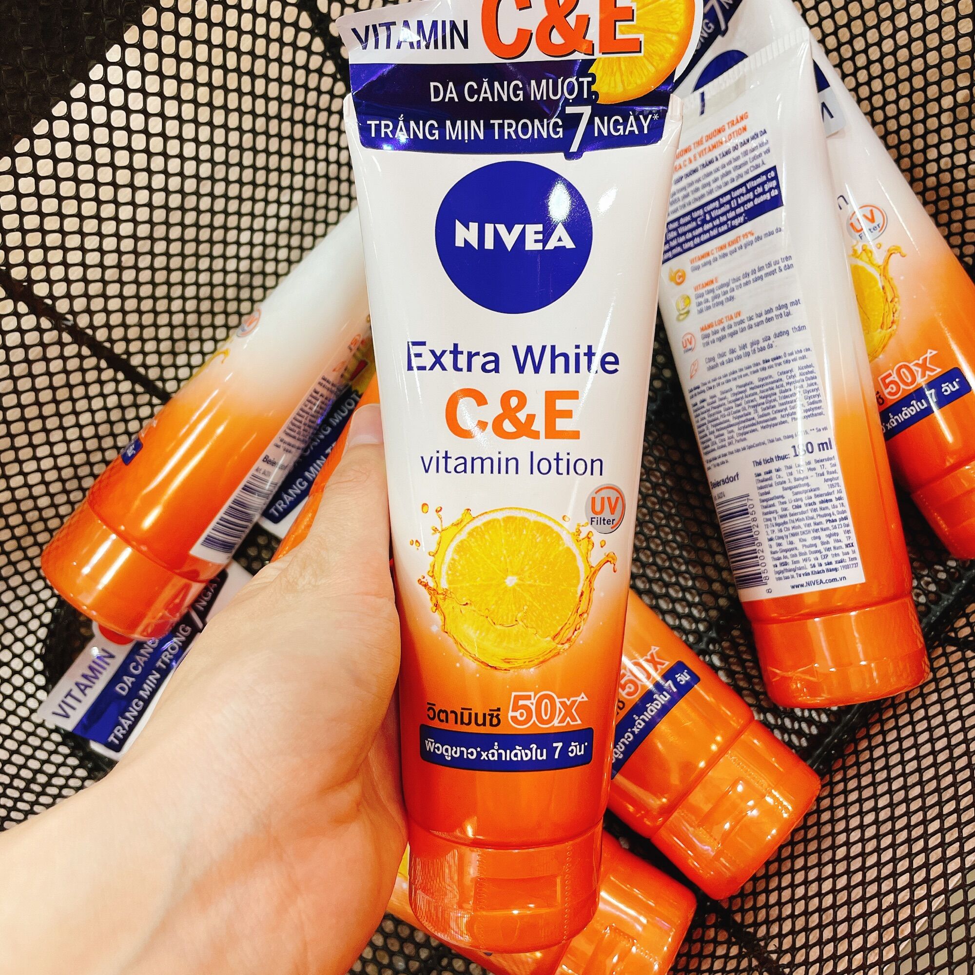 Sữa dưỡng thể dưỡng trắng Nivea Extra White C&E Vitamin Lotion 180ml