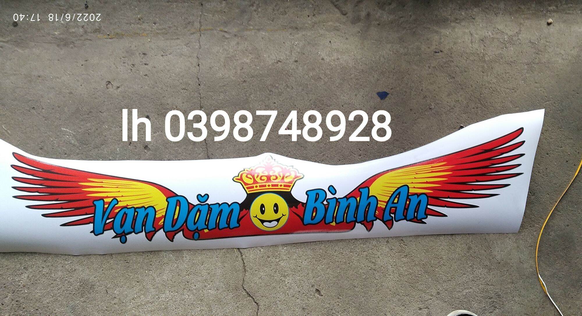 Tem decal chữ vạn dặm bình an mẫu cánh chim dán xe. Tem chữ Vạn dặm bình an mấu mới. Tem decal chữ vạn dặm bình an trang trí xe tải, xe ben