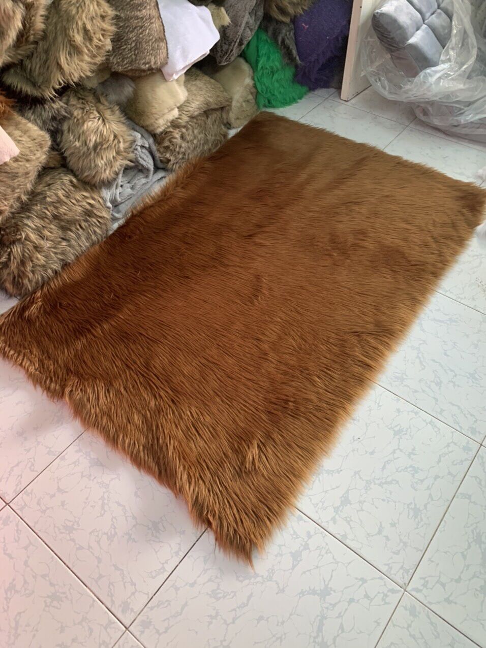 Thảm lông chụp hình quần áo màu nâu đất