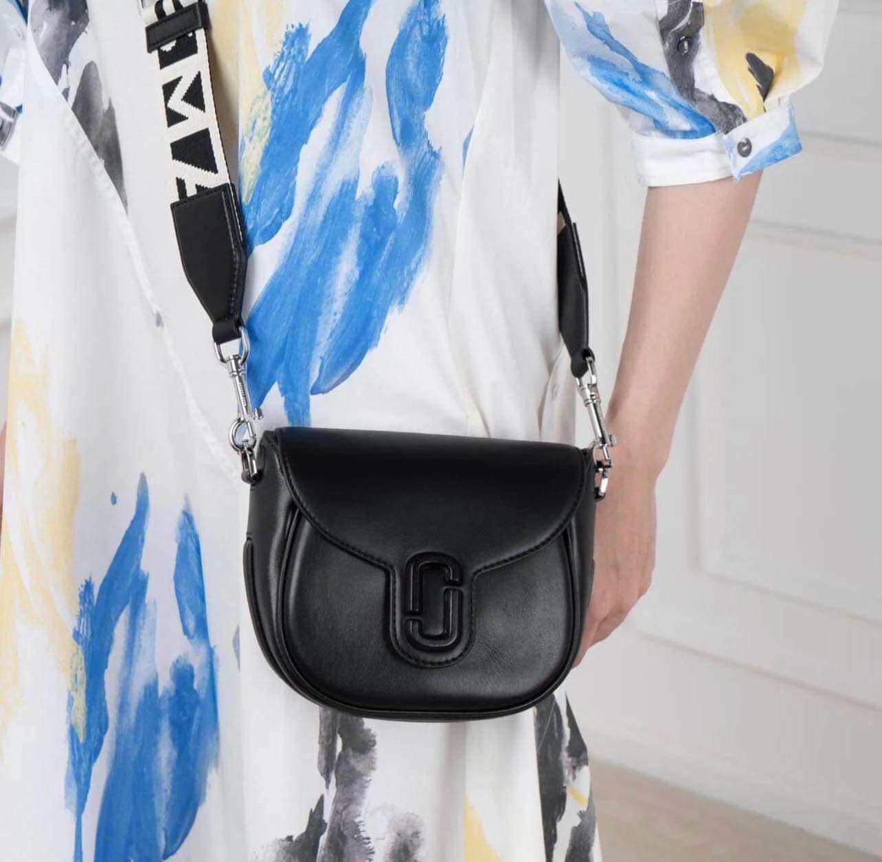 Túi đeo vai nữ love moschino. 