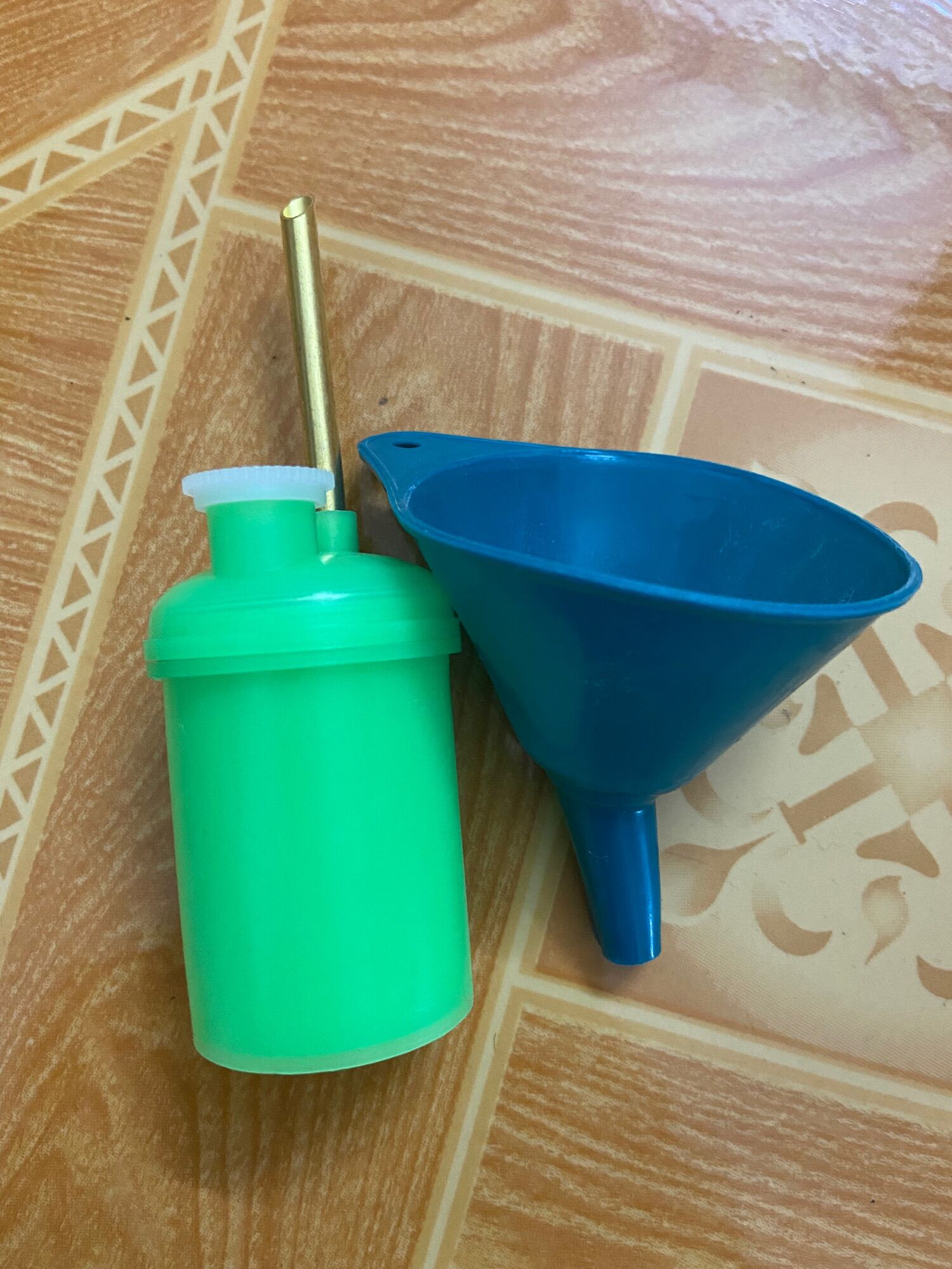 Phễu rót  và Bình châm đèn măng xông