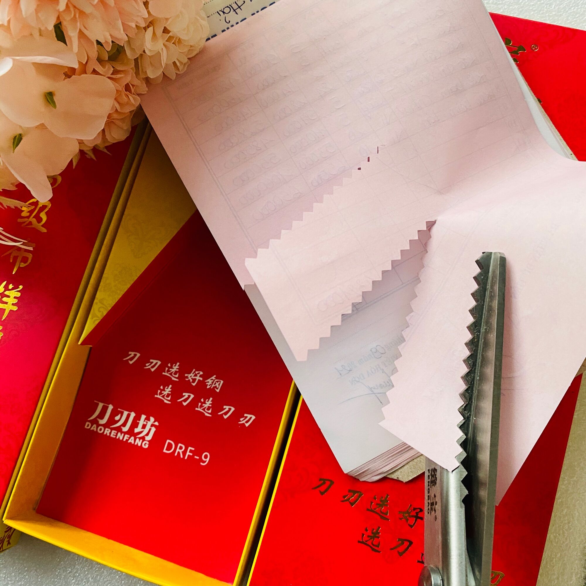 KÉO CẮT RĂNG CƯA CAO CẤP HỘP ĐỎ.