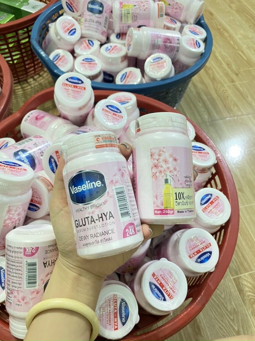 Kem kích trắng da Vaseline ngày và đêm