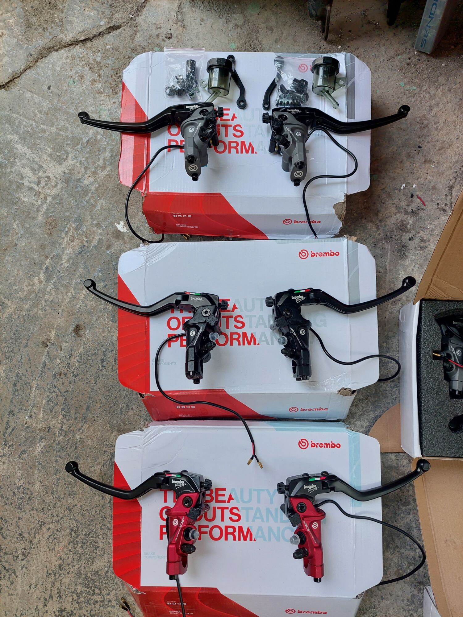 Tay thắng bình dầu rời Brembo
