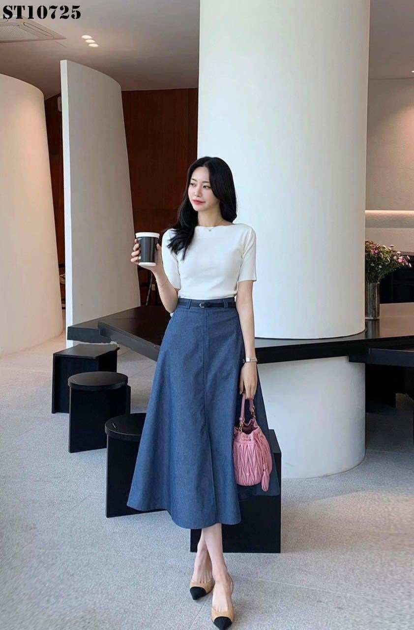 Set áo phông trắng basic mix chân váy jeans xanh kèm belt
