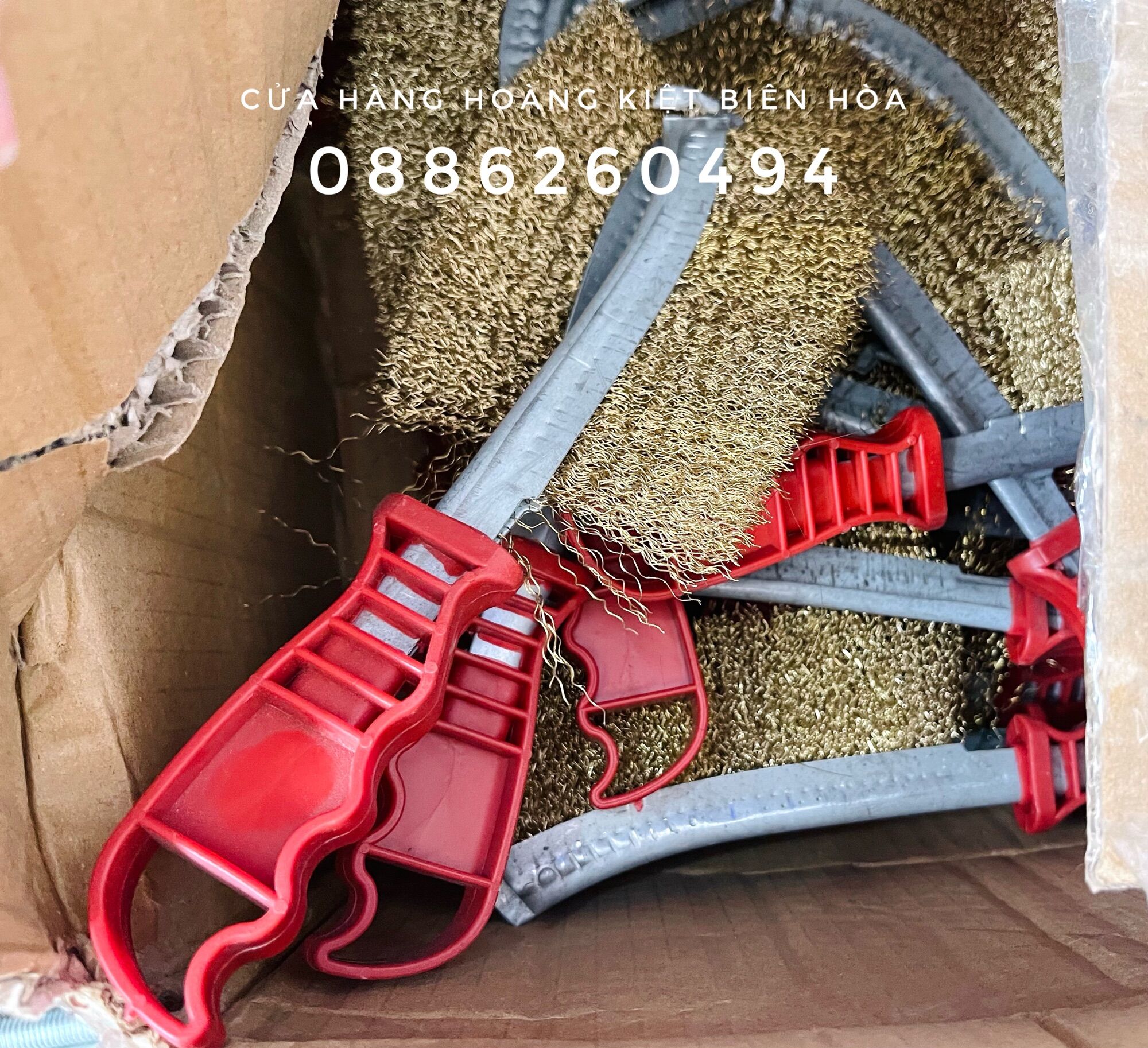 BÀN CHẢI ĐÁNH RỈ CHỔI SẮT CÁN ĐỎ GIÁ RẺ