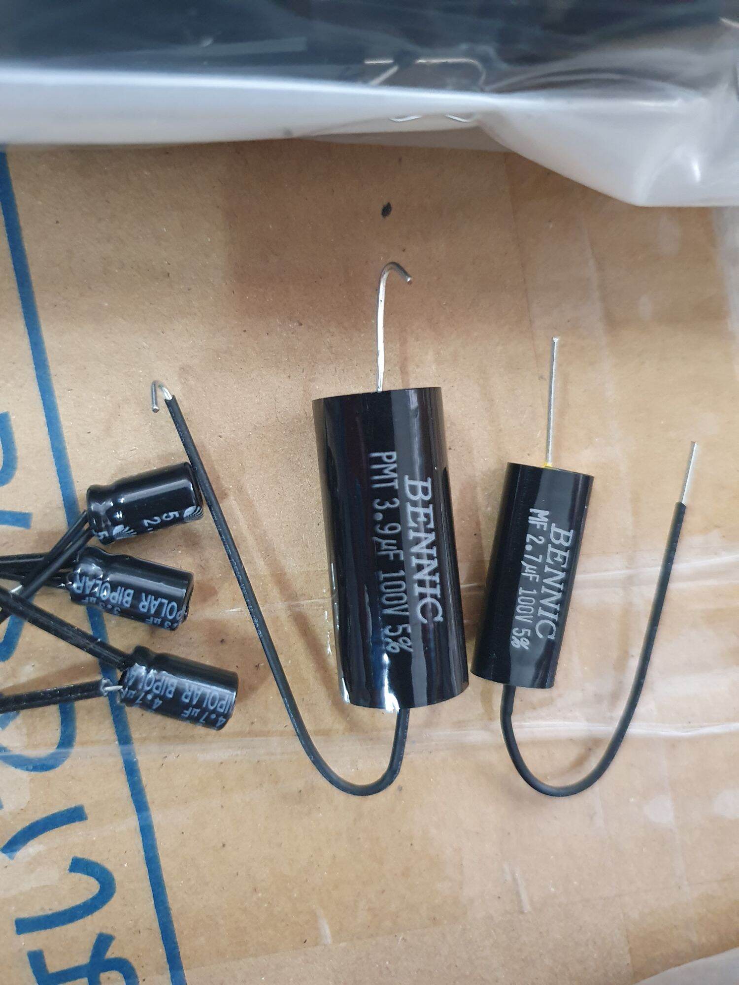 Tụ xịn Bennic 3.9uf 5 cái hoặc 2.7 uf 10 cái để cản tụ chép hàng tuyển đẹp.