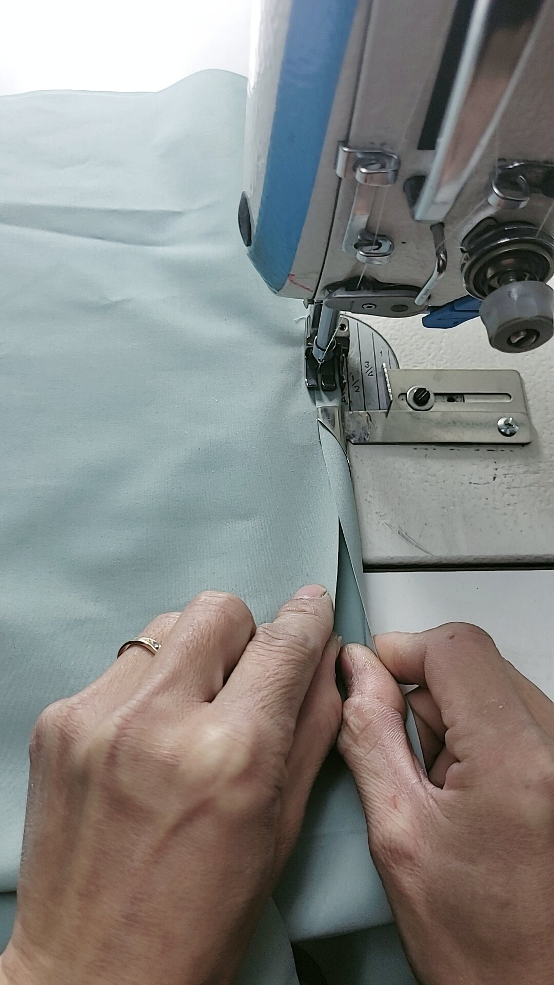 Gá cuốn sườn bằng máy một kim