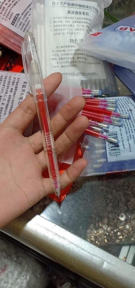 Vỏ bút dùng để bỏ loại ruột bút vẽ lên vải ủi bay sạch màu, không có ruột trong vỏ bút nhé