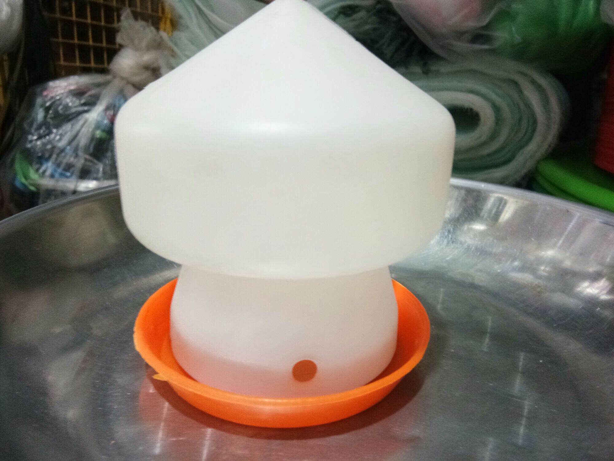 Bình đựng nước cho cúc, gà con uống nước
