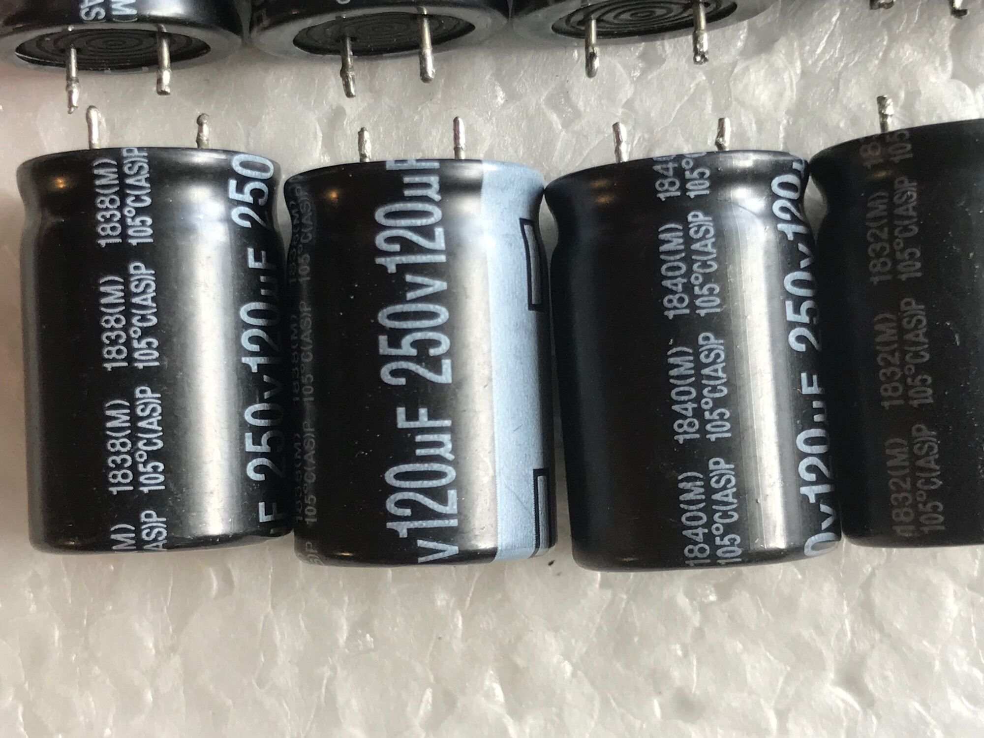 10 c Tụ hoá 120 uf 250 v (conbo 10 con)