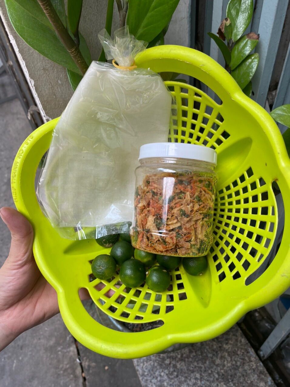 Hủ 100gr muối tôm hành phi thơm ngon đặc sản Tây Ninh+ 50gr Bánh tráng dùng thử tặng