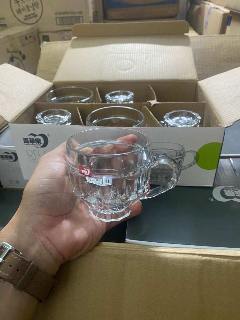 Bộ 6 cốc thuỷ tinh có tay cầm - trong suốt - sang chảnh - đẹp lộng lẫy.