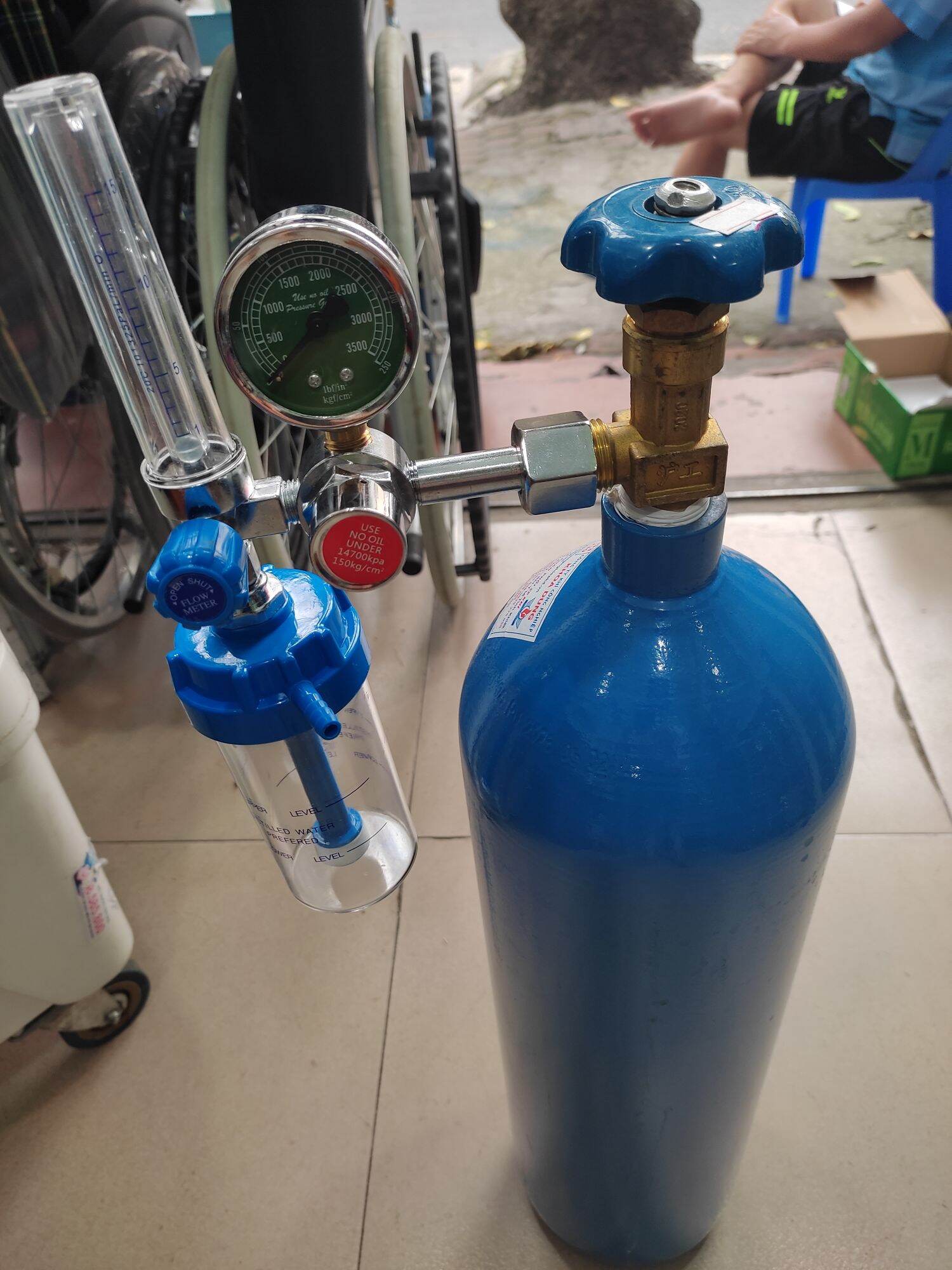 bình oxy thở 5lit kèm van điều áp, trọn bộ sử dụng ngay.