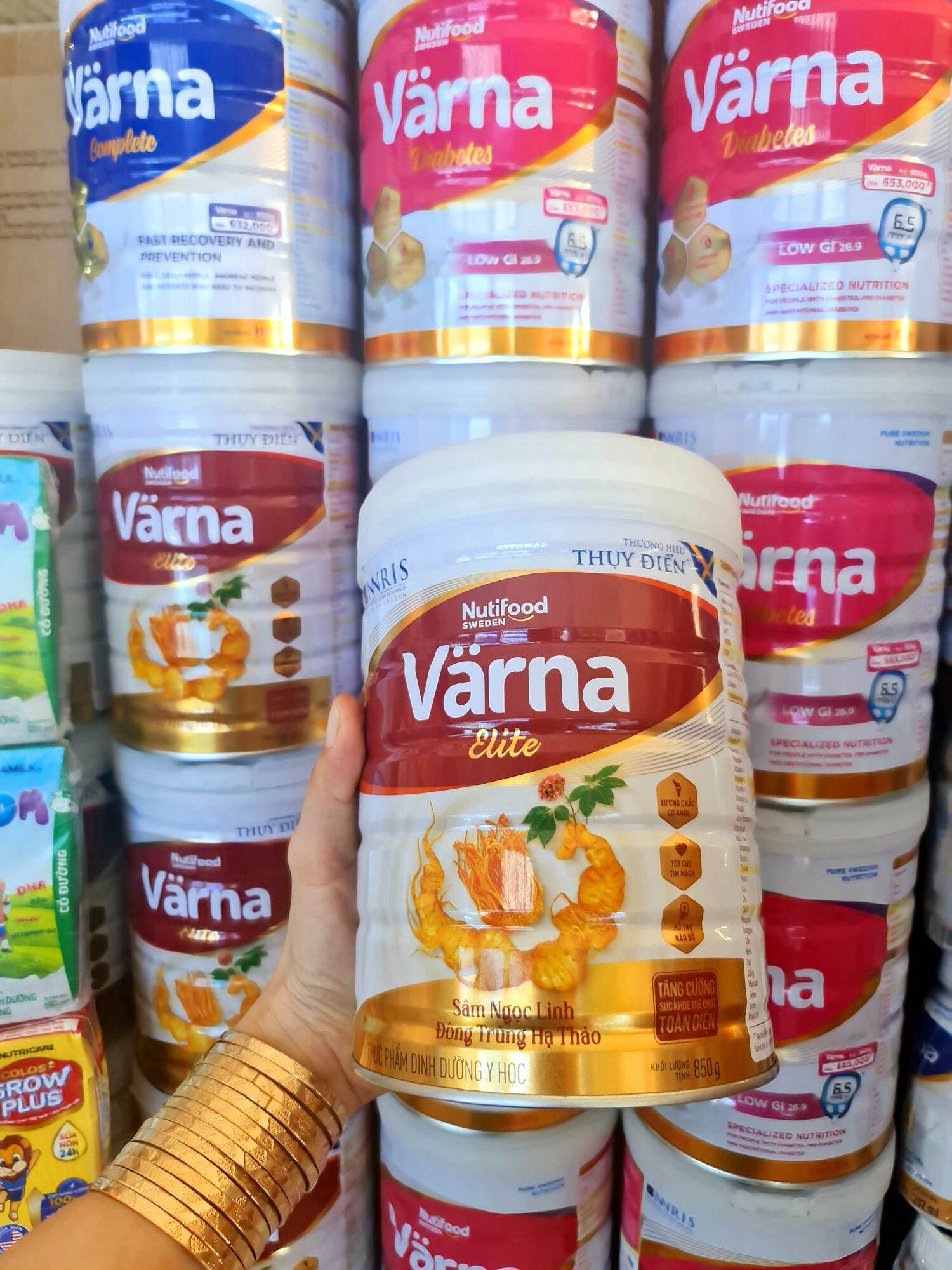 Sữa bột Nutifood Varna Elite chứa sâm Ngọc Linh và Đông Trùng Hạ Thảo lon 850g