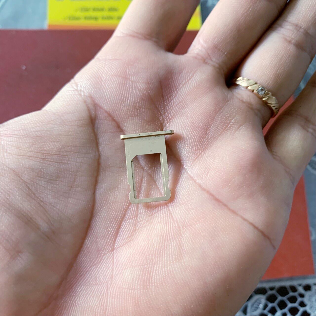 KHAY SIM IPHOME 5G BÓC MÁY
