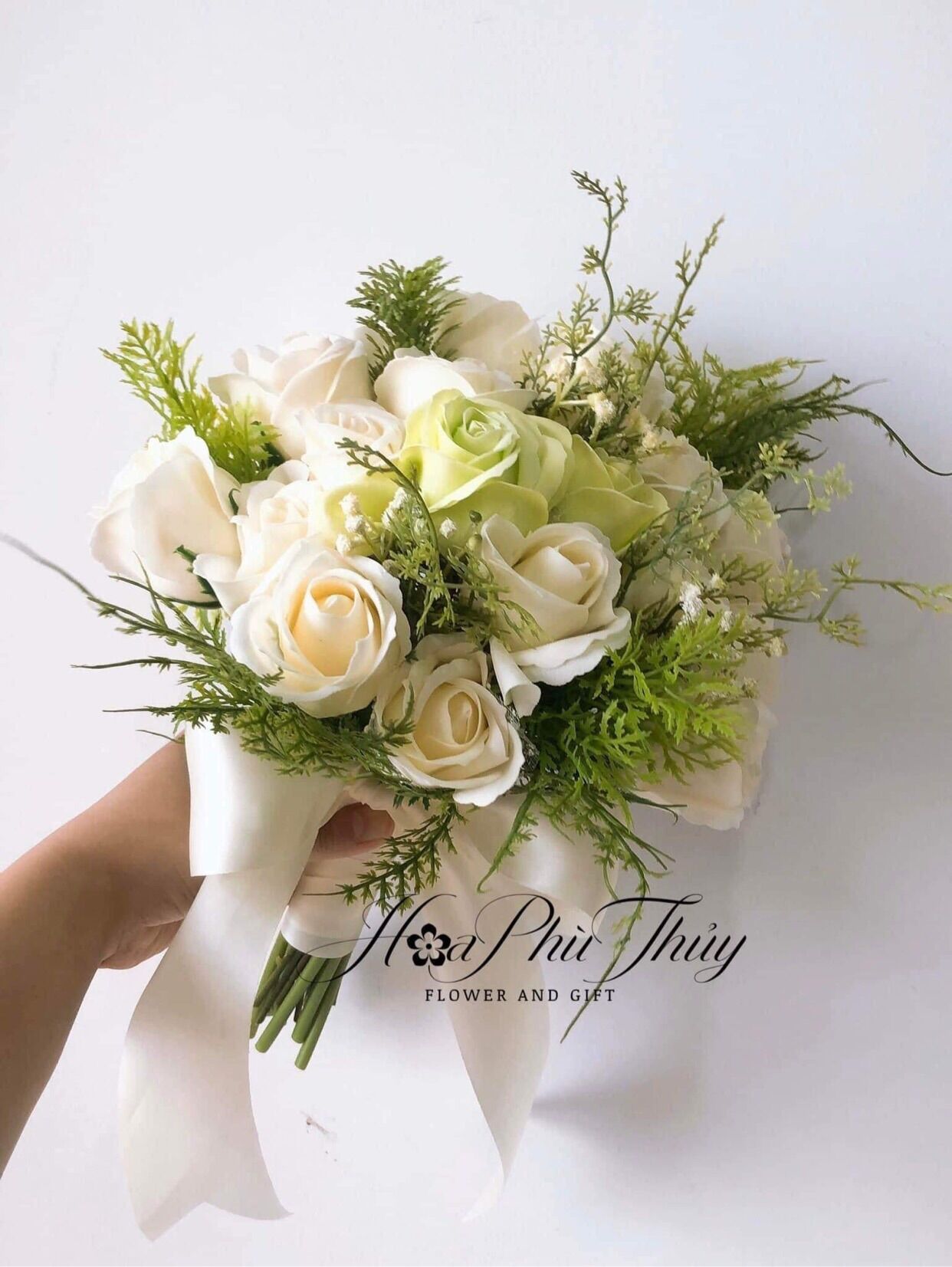 Hoa cưới cầm tay cô dâu bằng sáp thơm