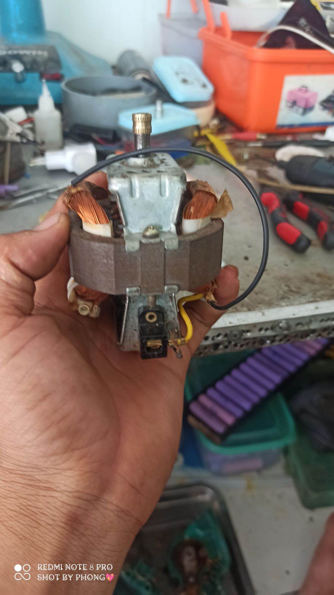 motor máy xay sinh tố tháo máy.