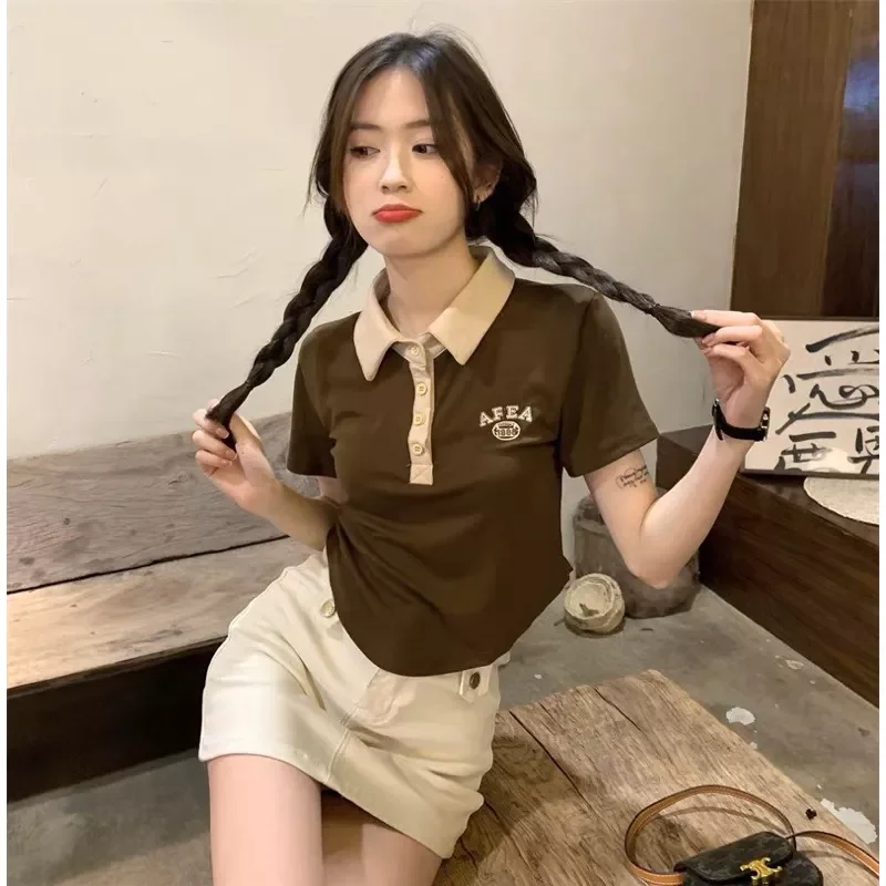 Áo croptop cổ bẻ in chữ phối màu cực giống hình tr14