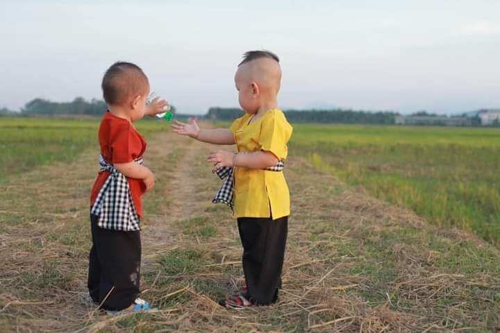 Bộ bà ba cho bé tặng kèm khăn rằn