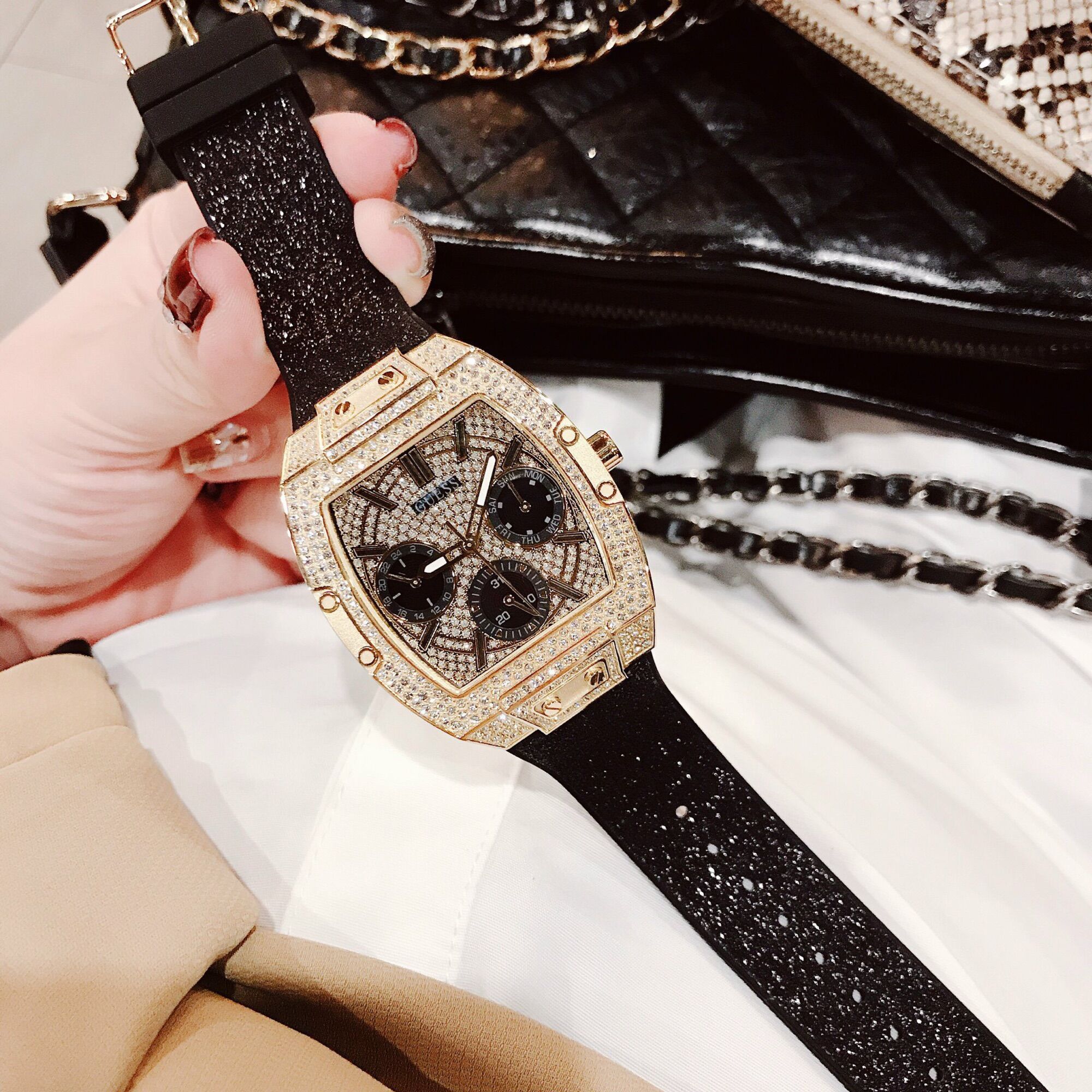 Đồng Hồ Nữ Guess
