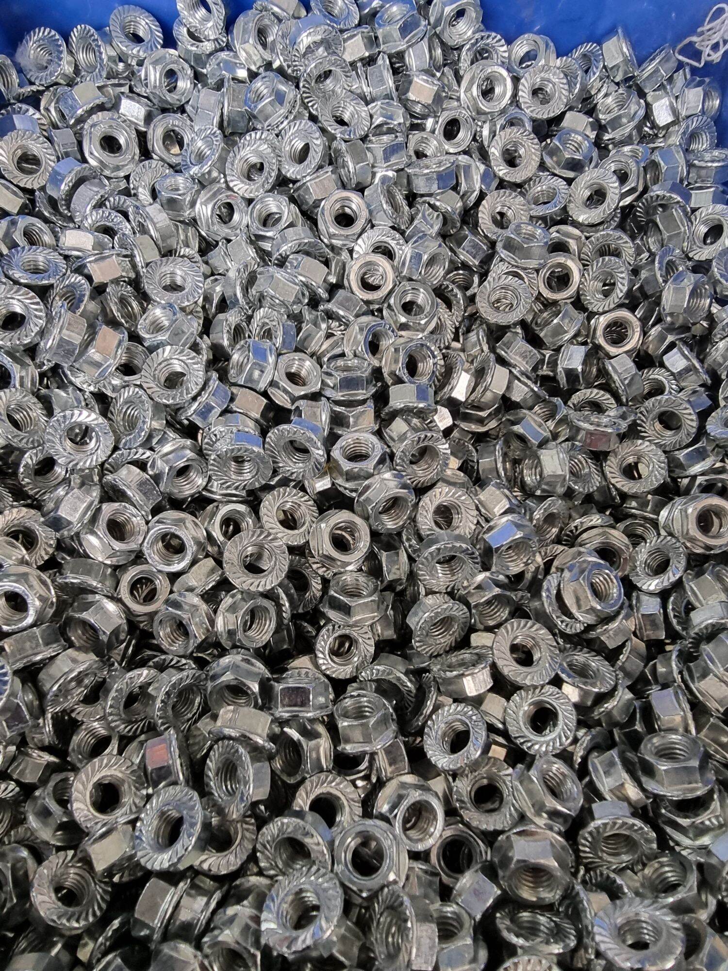 50 Ê cu liền long đen M6 ( 6ly)