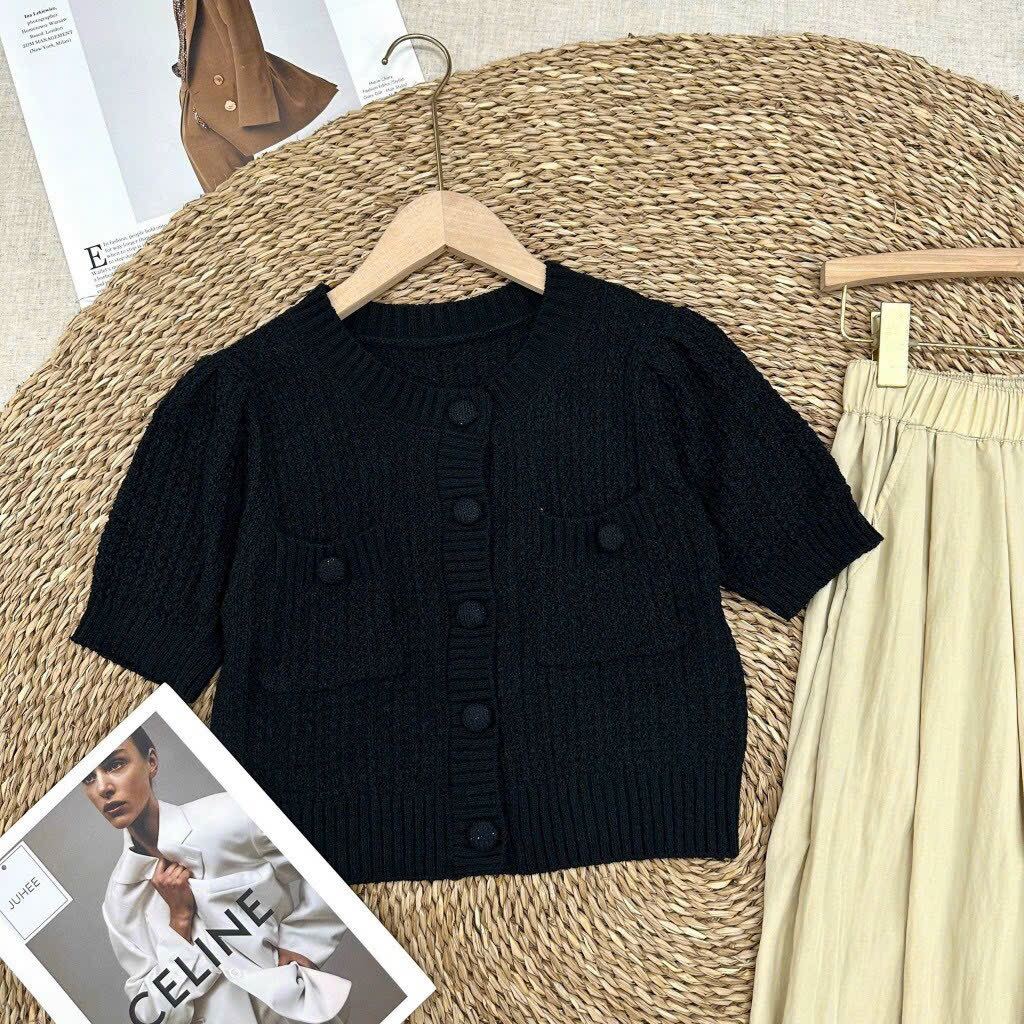 Áo len mongtoghi tay bồng cúc bọc dáng croptop
