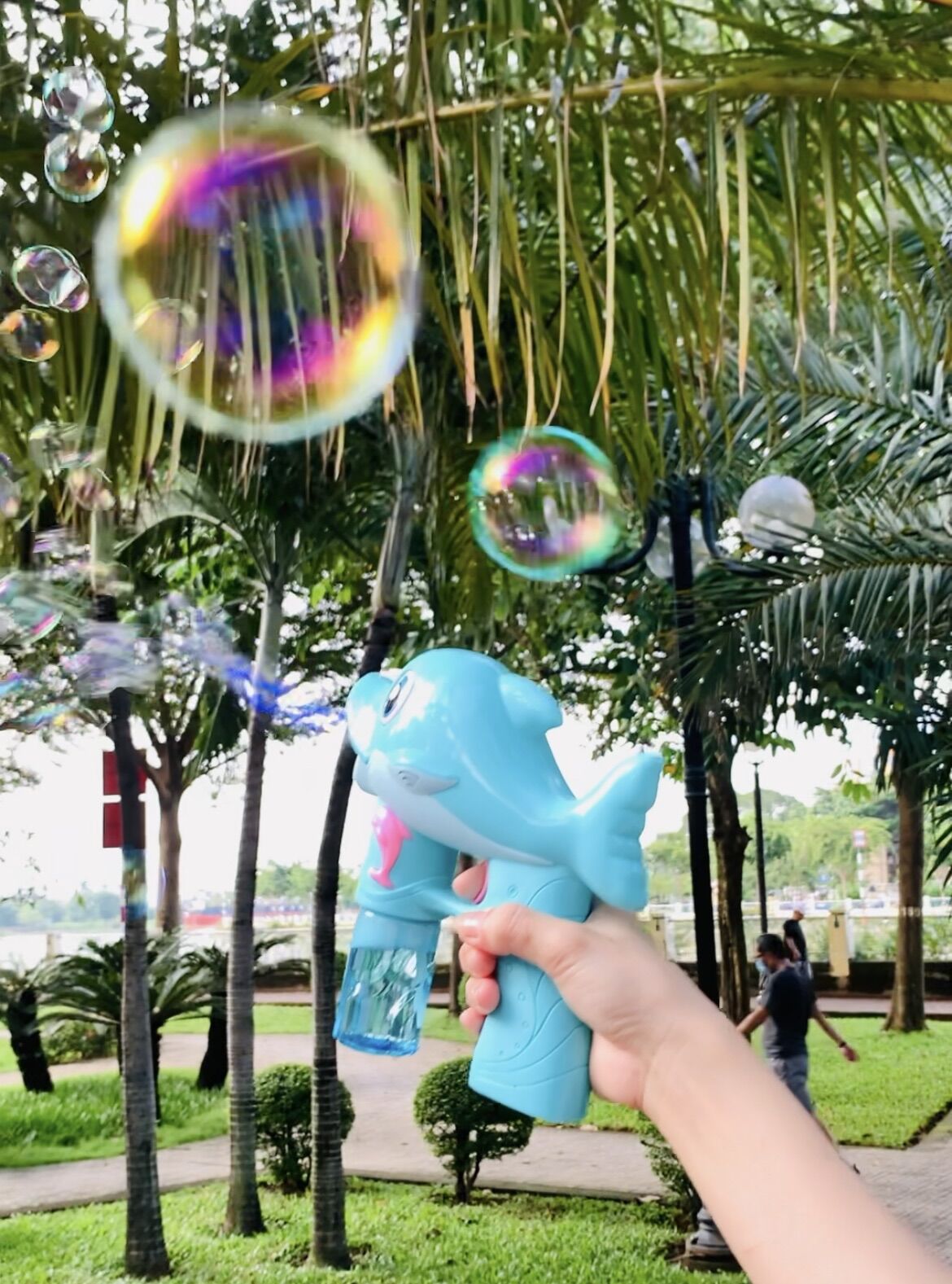 Đồ chơi tạo bong bóng cá heo