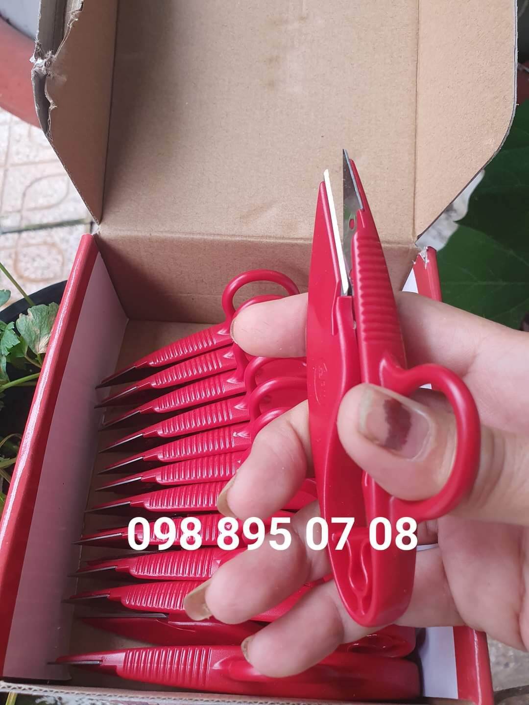 Kéo bấm chỉ xỏ ngón