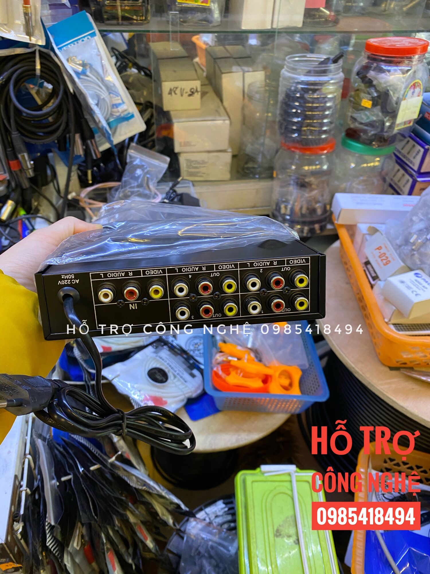 Bộ chia tín hiệu av ( hoa sen) 1 vào 4 đường ra
