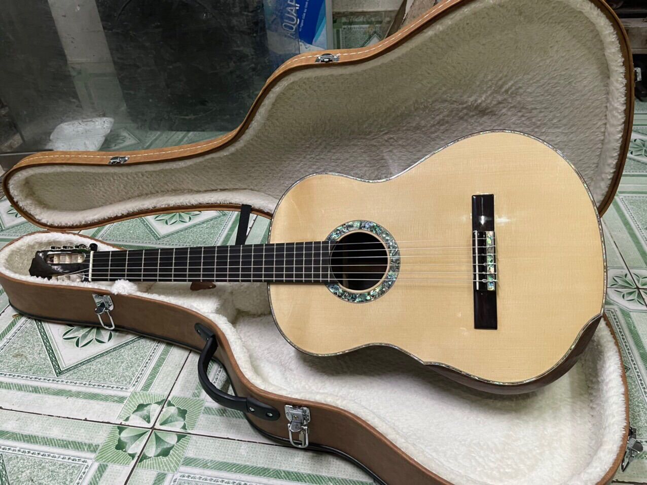 Guitar classic gỗ cẩm ấn độ vát tay vip