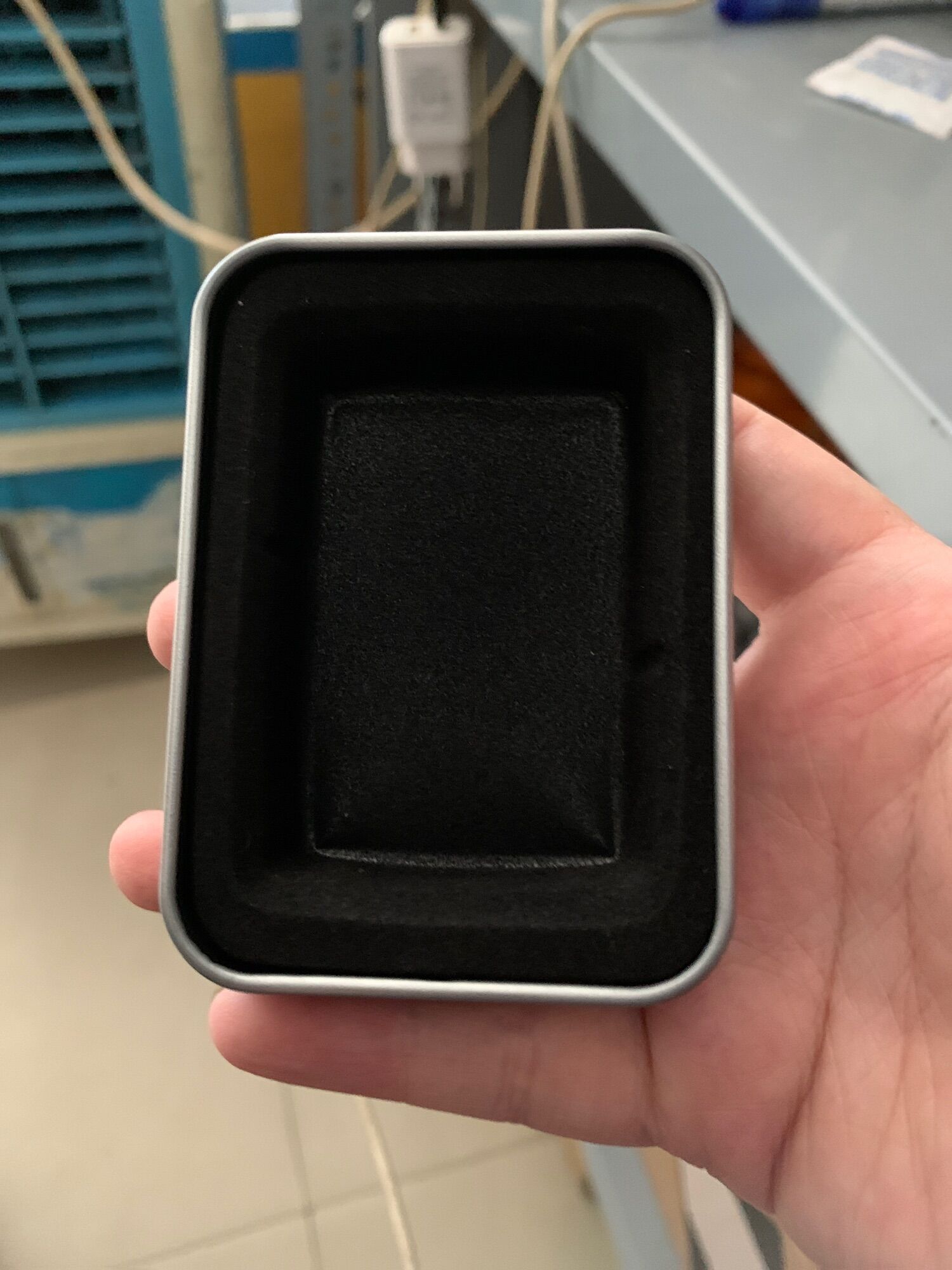 Hộp thiếc bảo quản Zippo