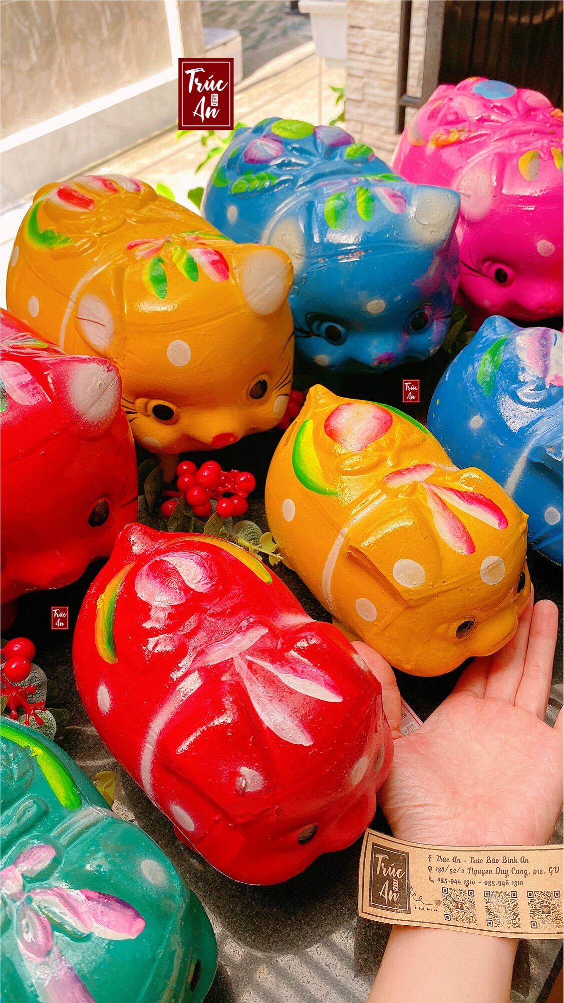 Heo đất truyền thống màu đỏ may mắn và đủ màu (lợn đất), hình vẽ tay sắc nét. Hàng có sẵn ship hỏa tốc