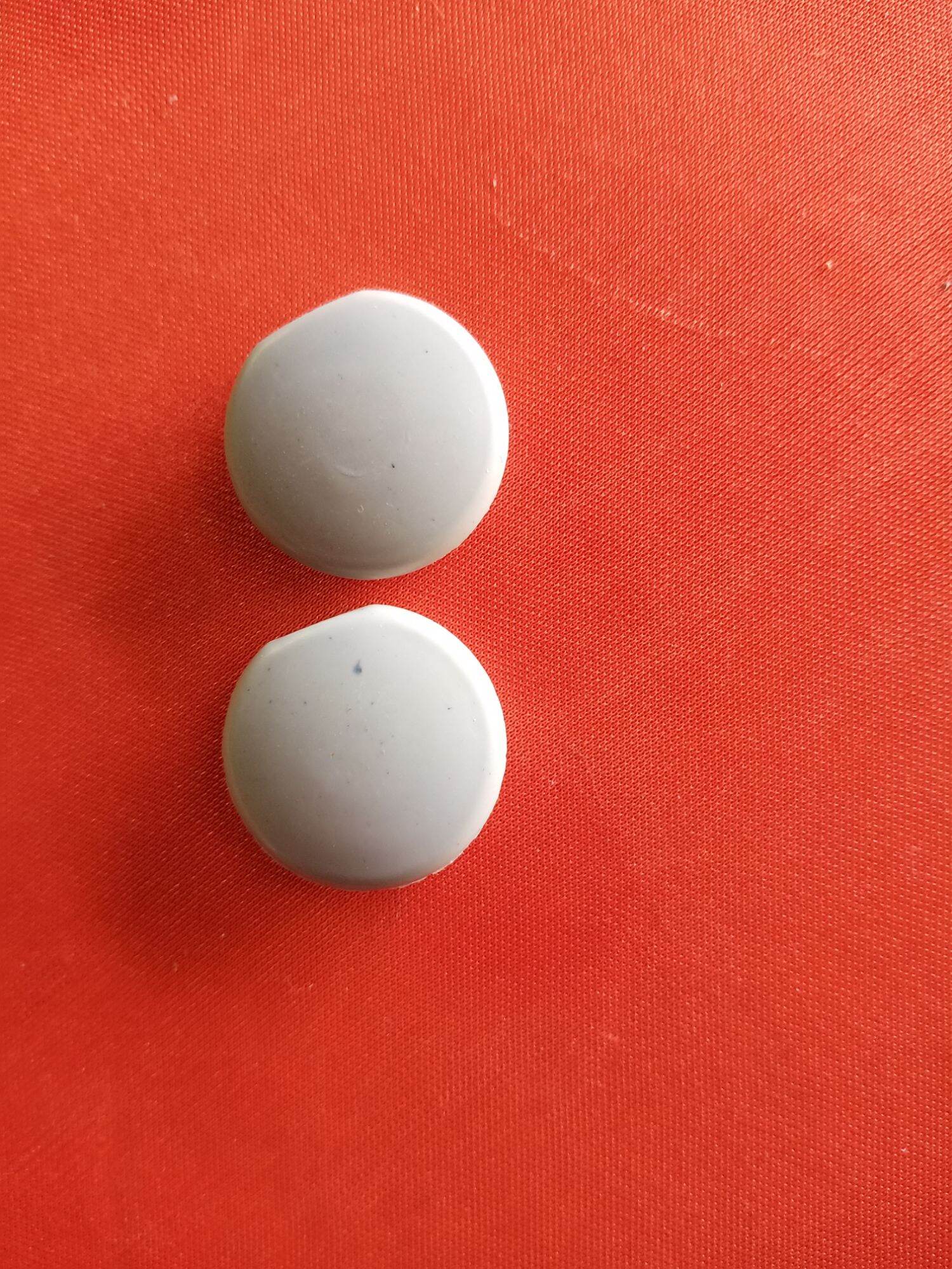 2 nắp nhựa chụp lỗ ốc giò dĩa xe đạp
