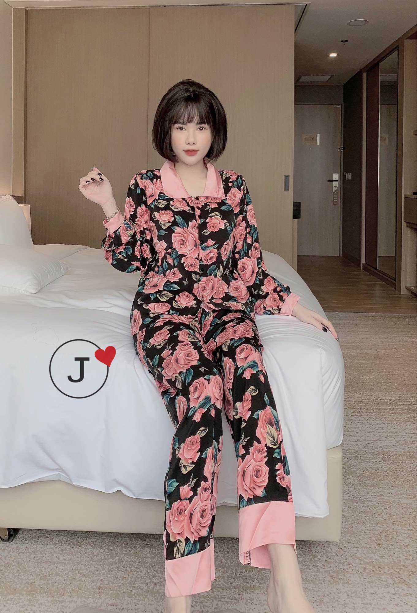 Bộ ngủ lụa tay dài cổ sen