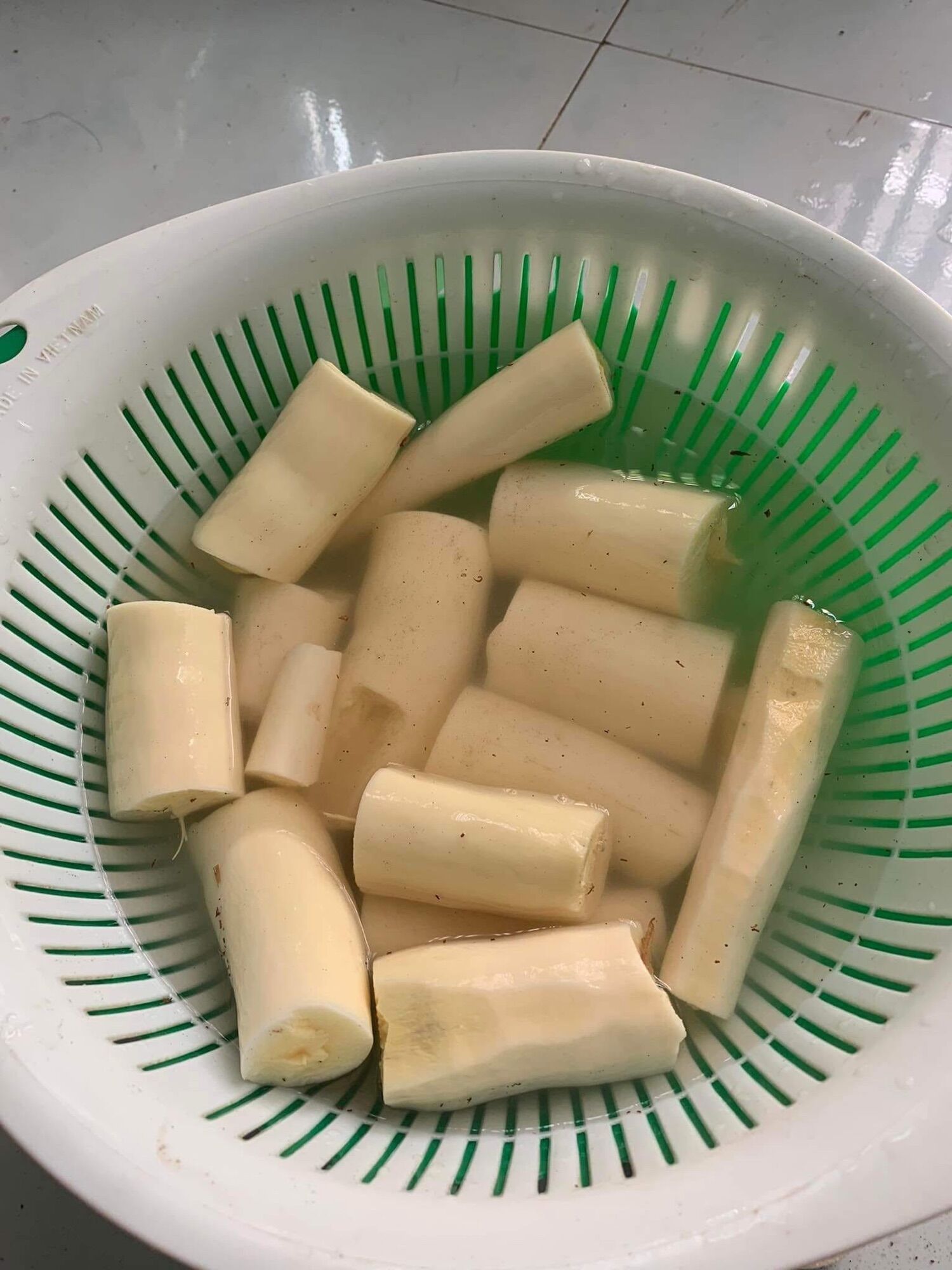 2kg khoai mì vàng giống Thái (lột sẵn, hút ép chân không)