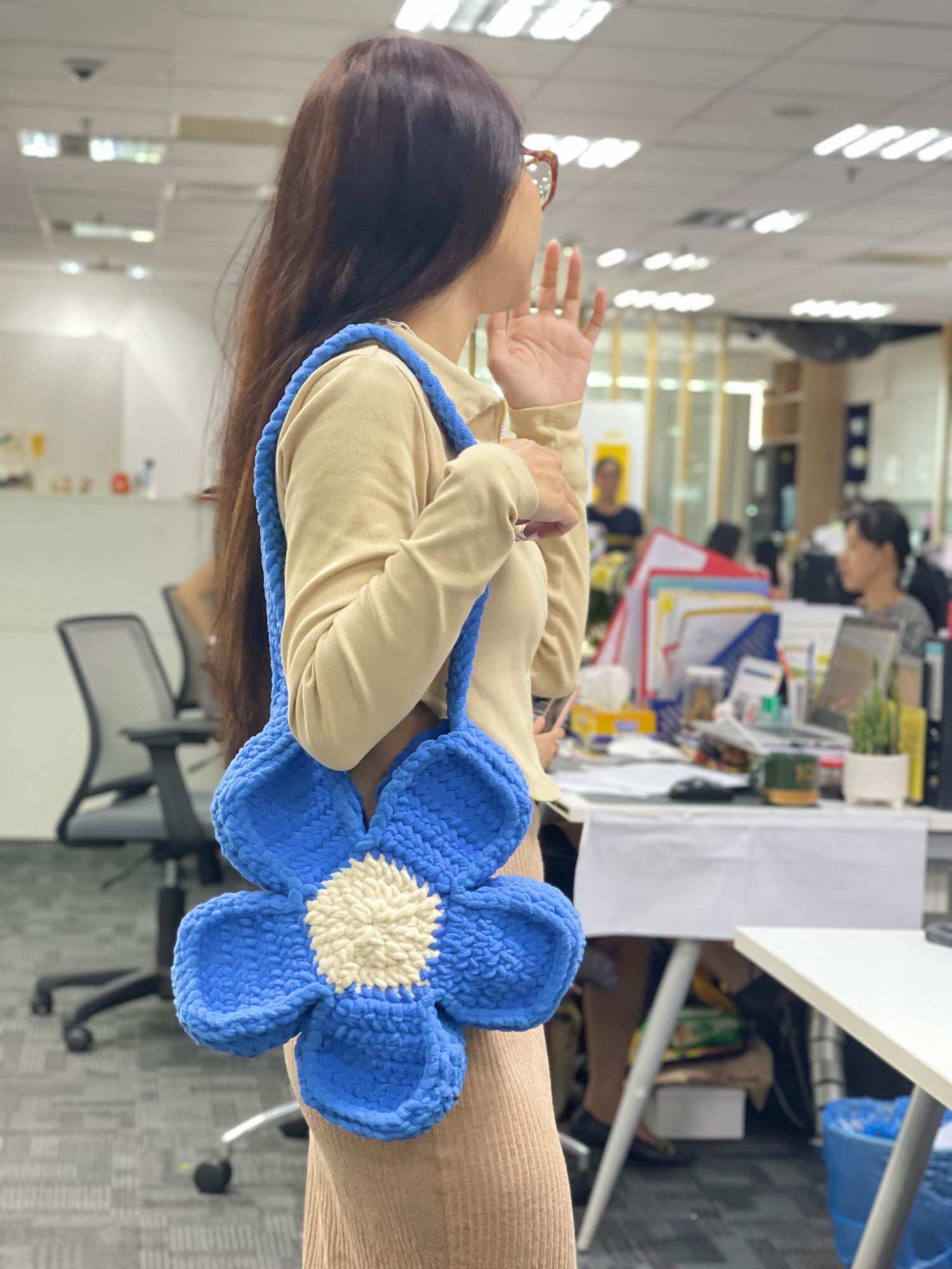 Túi len hoa cúc đi biển