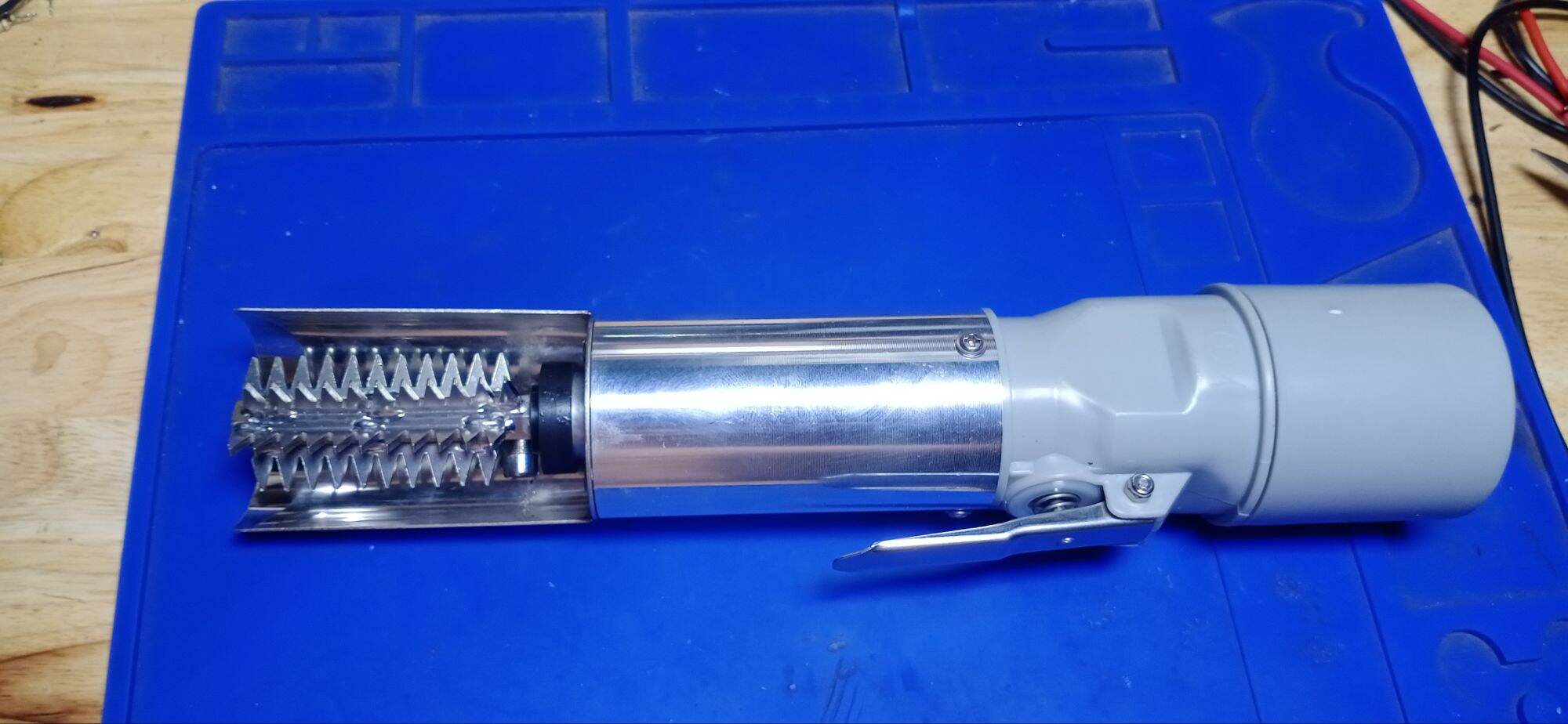 Máy đánh vảy cá dùng pin