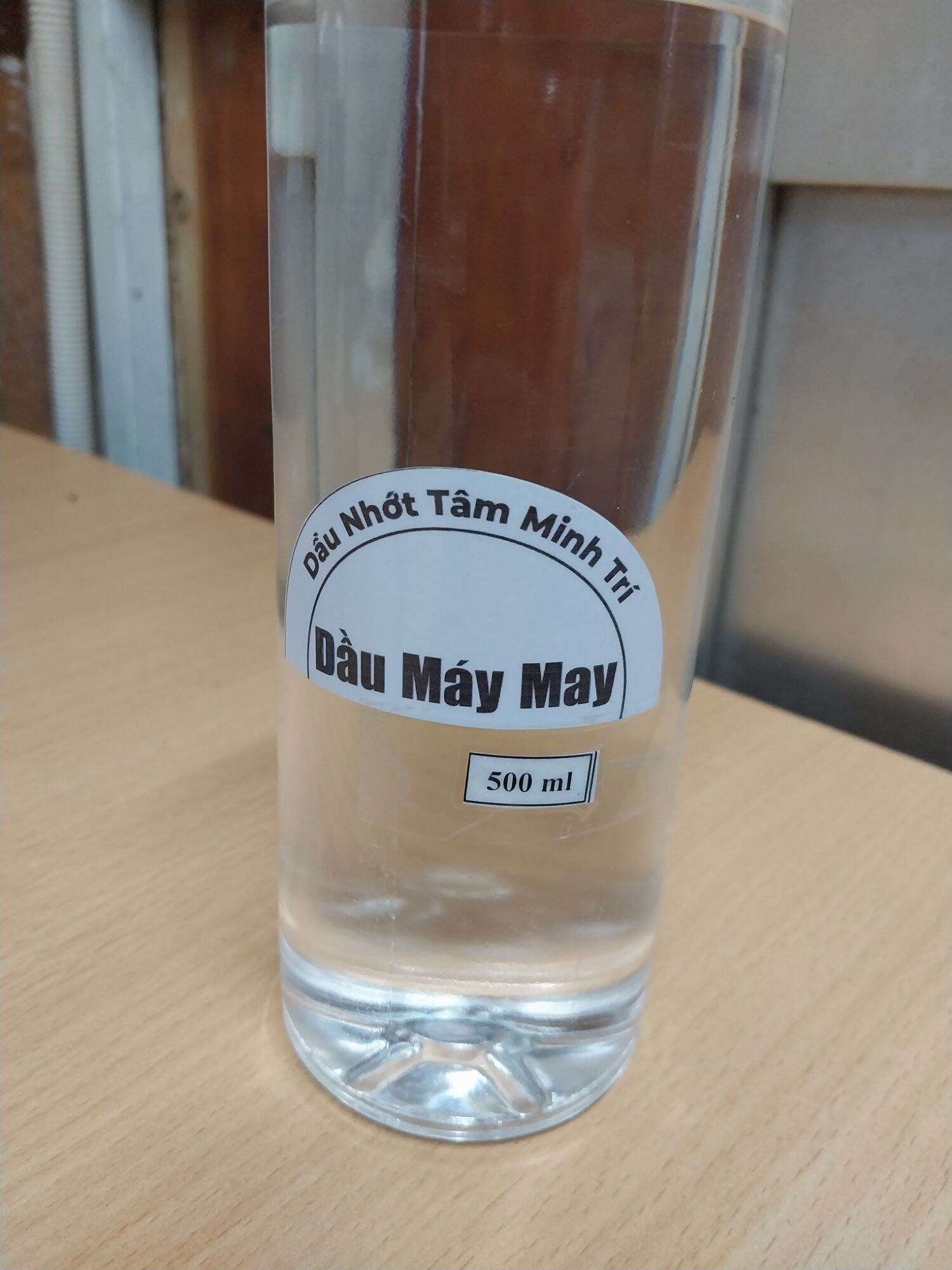 Dầu máy may - máy khâu , bôi trơn chuyên dụng, giá cực sốc, màu trắng trong, không mùi, dễ sử dụng