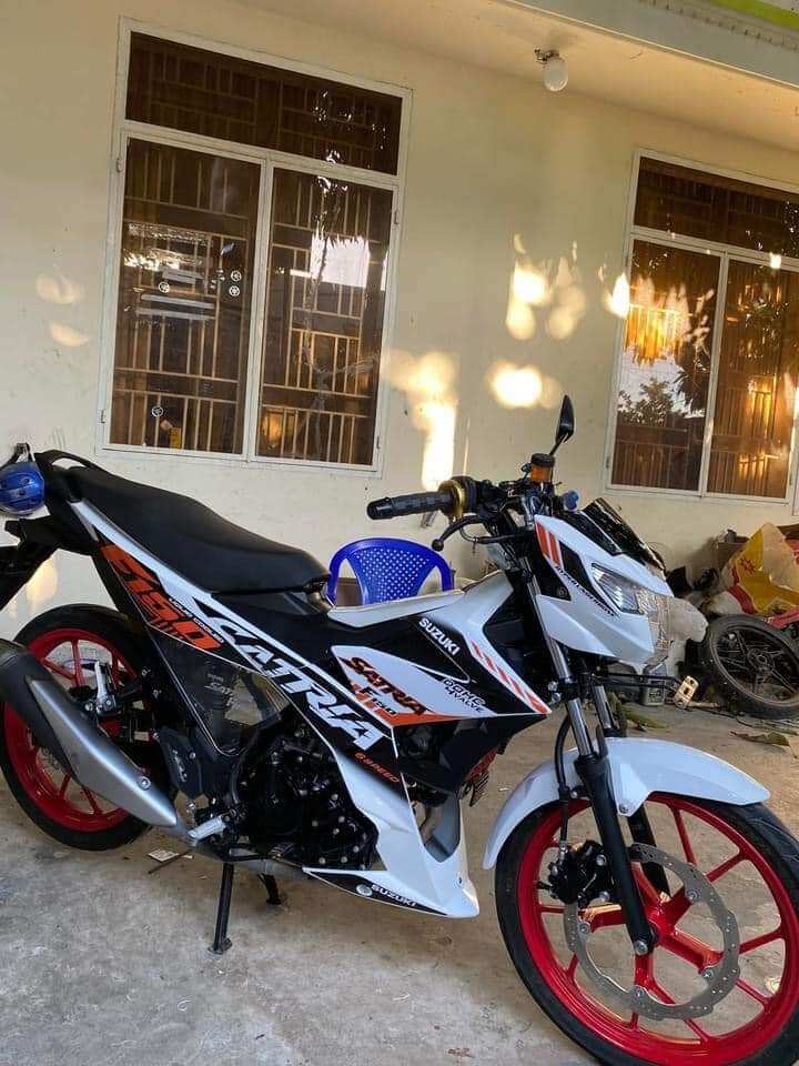 Tem satria fi f150 trắng đen đỏ