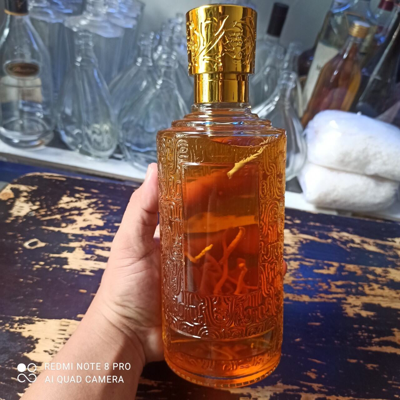 Vỏ chai thủy tinh hoa văn 650ml nắp vàng và nắp nâu may mắn dùng đựng rượu