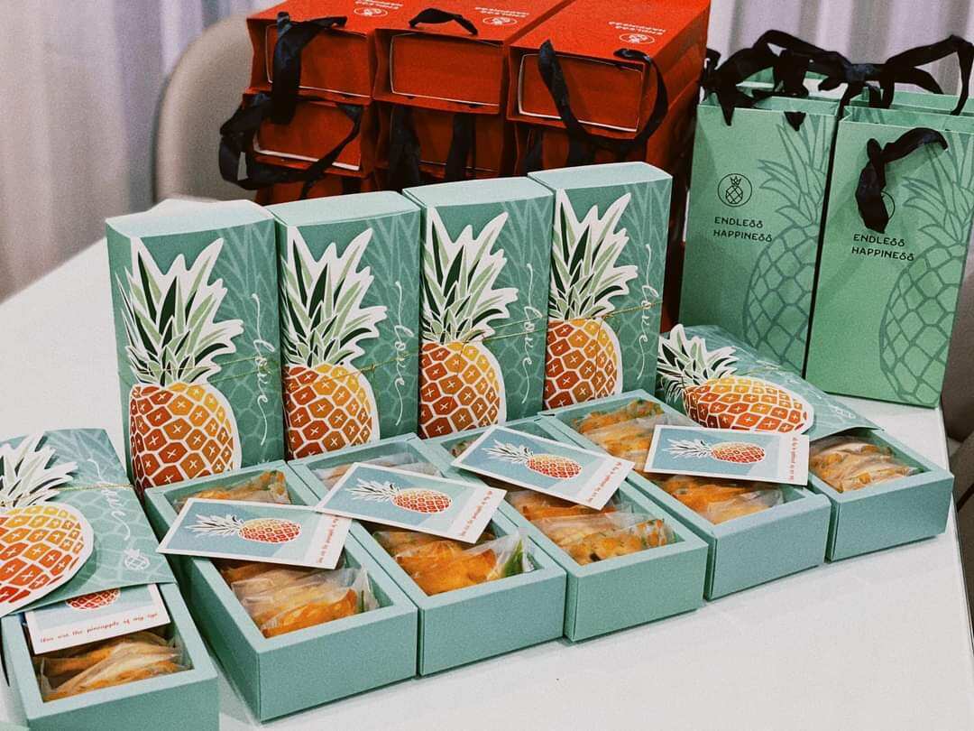 Hộp đựng bánh dứa xanh và dứa đỏ