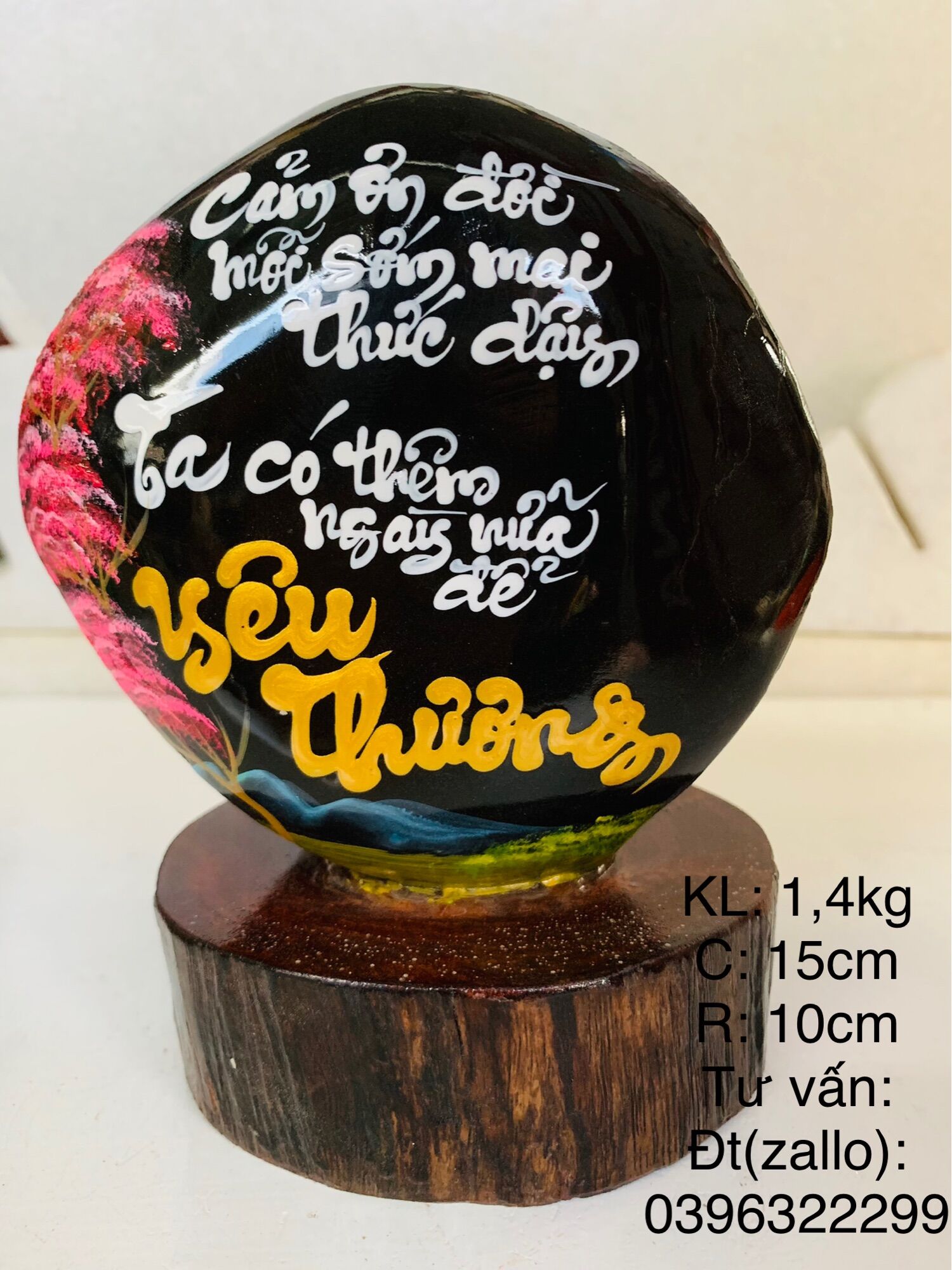 Thư pháp trên đá màu tự nhiên,thơ:“ yêu thương ”, (KL:1,5-2kg, C:15-18cm, R:10-12cm), shop giao hàng ngẫu nhiên theo dáng đá bài đăng...( TPTD01)