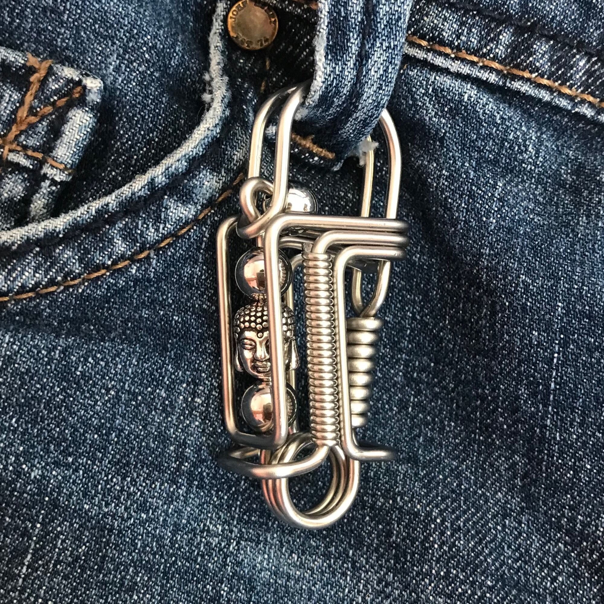 Móc Khóa Inox 304 Uốn Mặt Phật Được uốn từ một sợi inox Kiểu dáng độc đáo, không đụng hàng