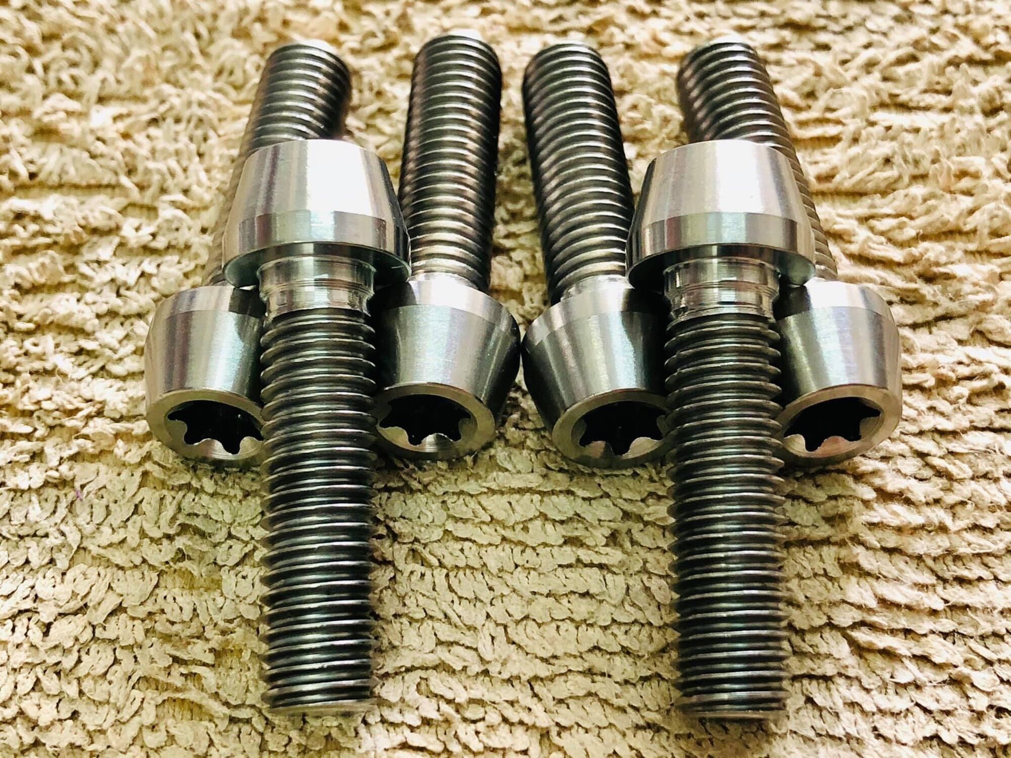 Ốc Titan 6ly 30 trụ côn gắn càng thắng đùm